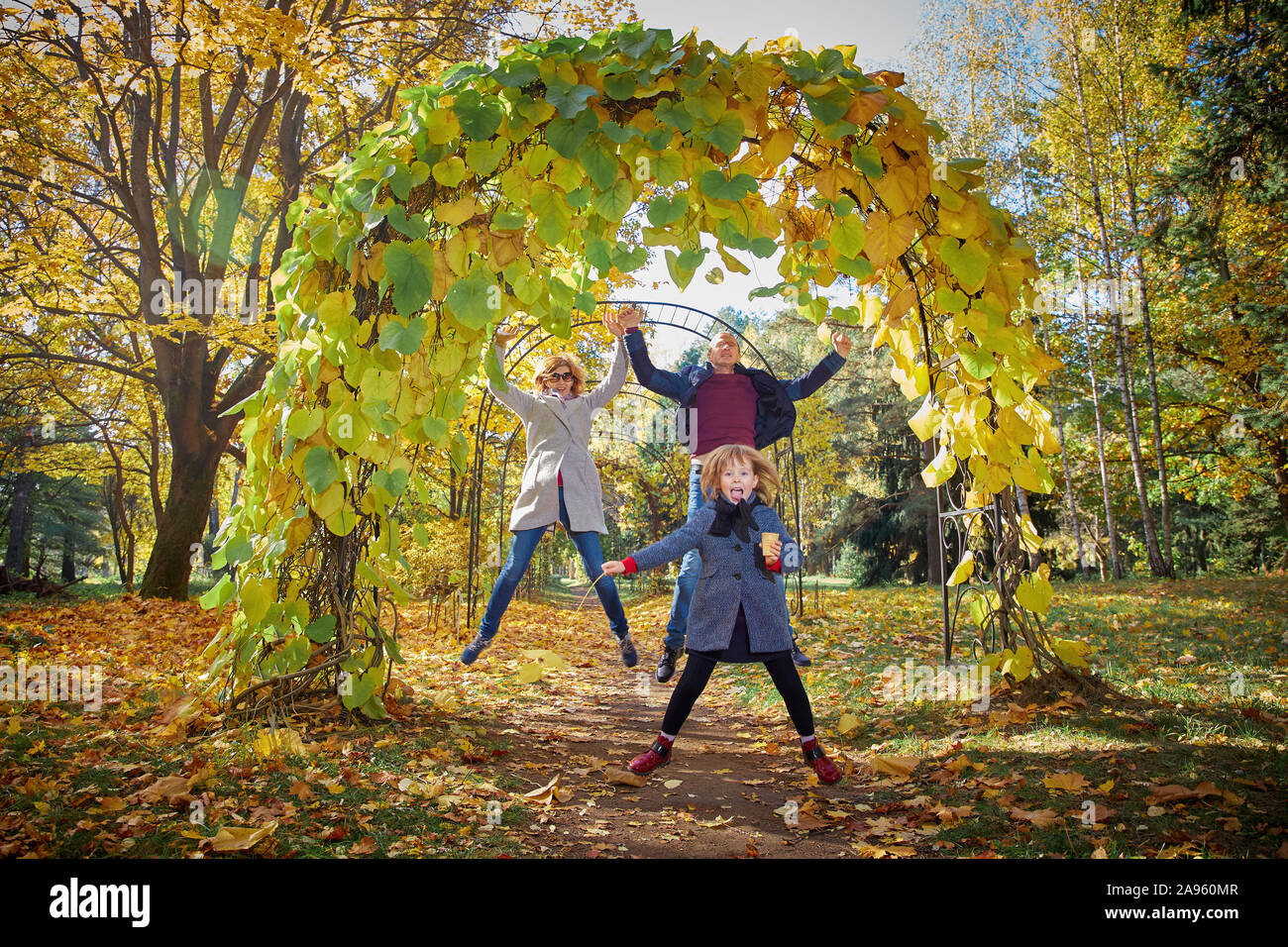 Happy Family rit et joue dans le parc de l'automne. Banque D'Images