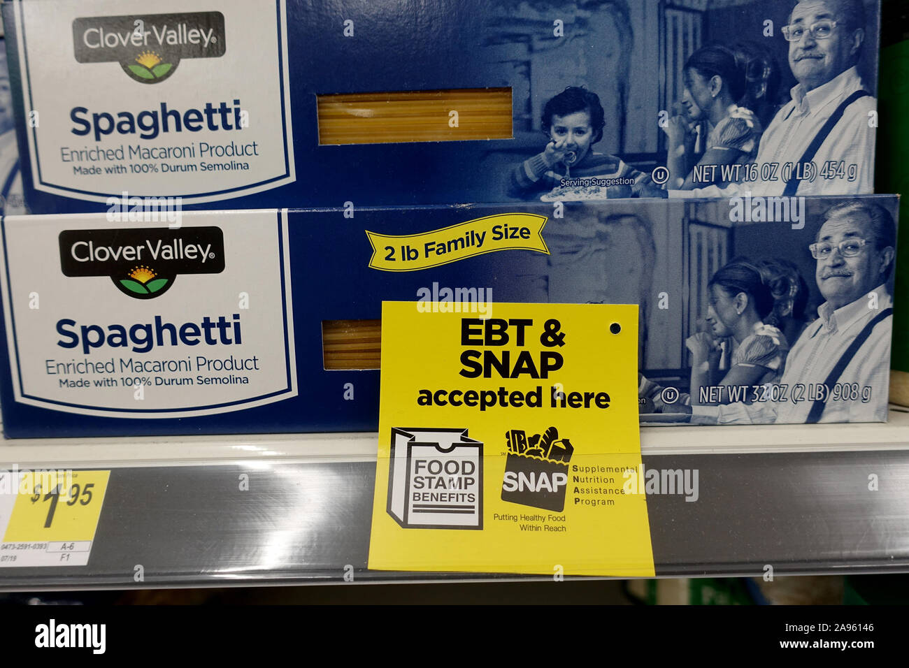 Spaghettis sur Une étagère d'épicerie avec Un avis de publicité le magasin accepte les timbres alimentaires EBT et SNAP à Dollar General Florida, Stock photo Banque D'Images
