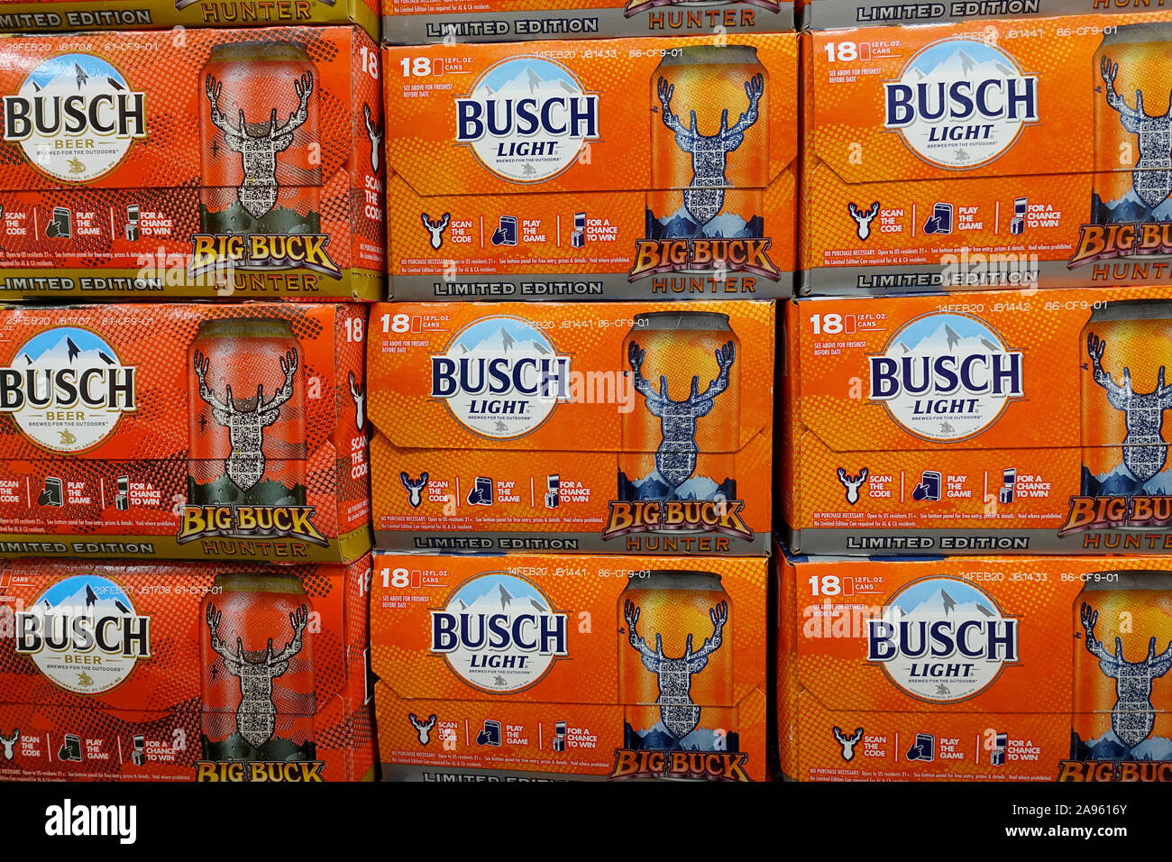 Limited Edition 18 packs de bière Busch peut empilées dans un supermarché Afficher Banque D'Images