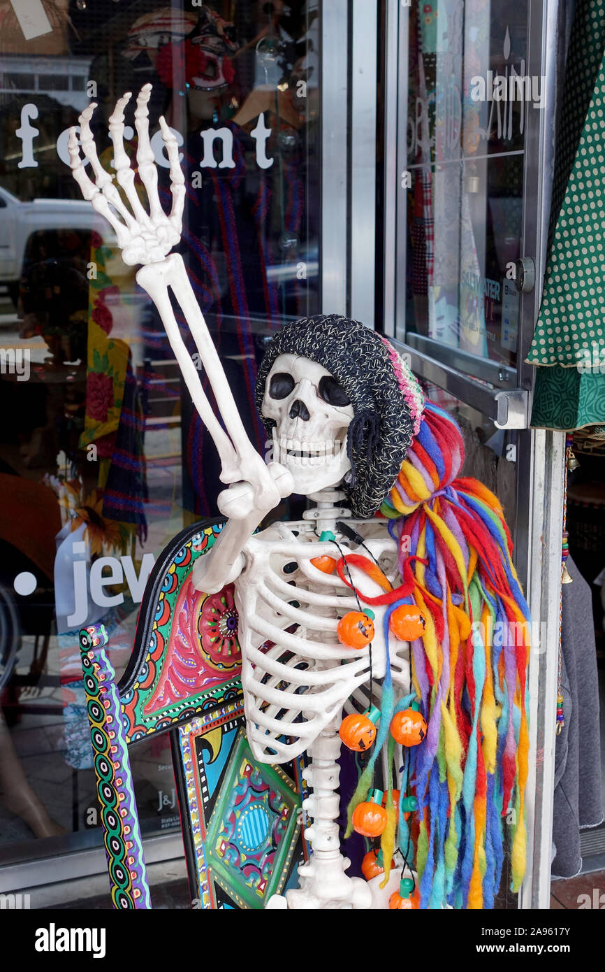 Un squelette d'Halloween en plastique s'assit sur une chaise à l'extérieur  d'un magasin avant en Floride USA Photo Stock - Alamy