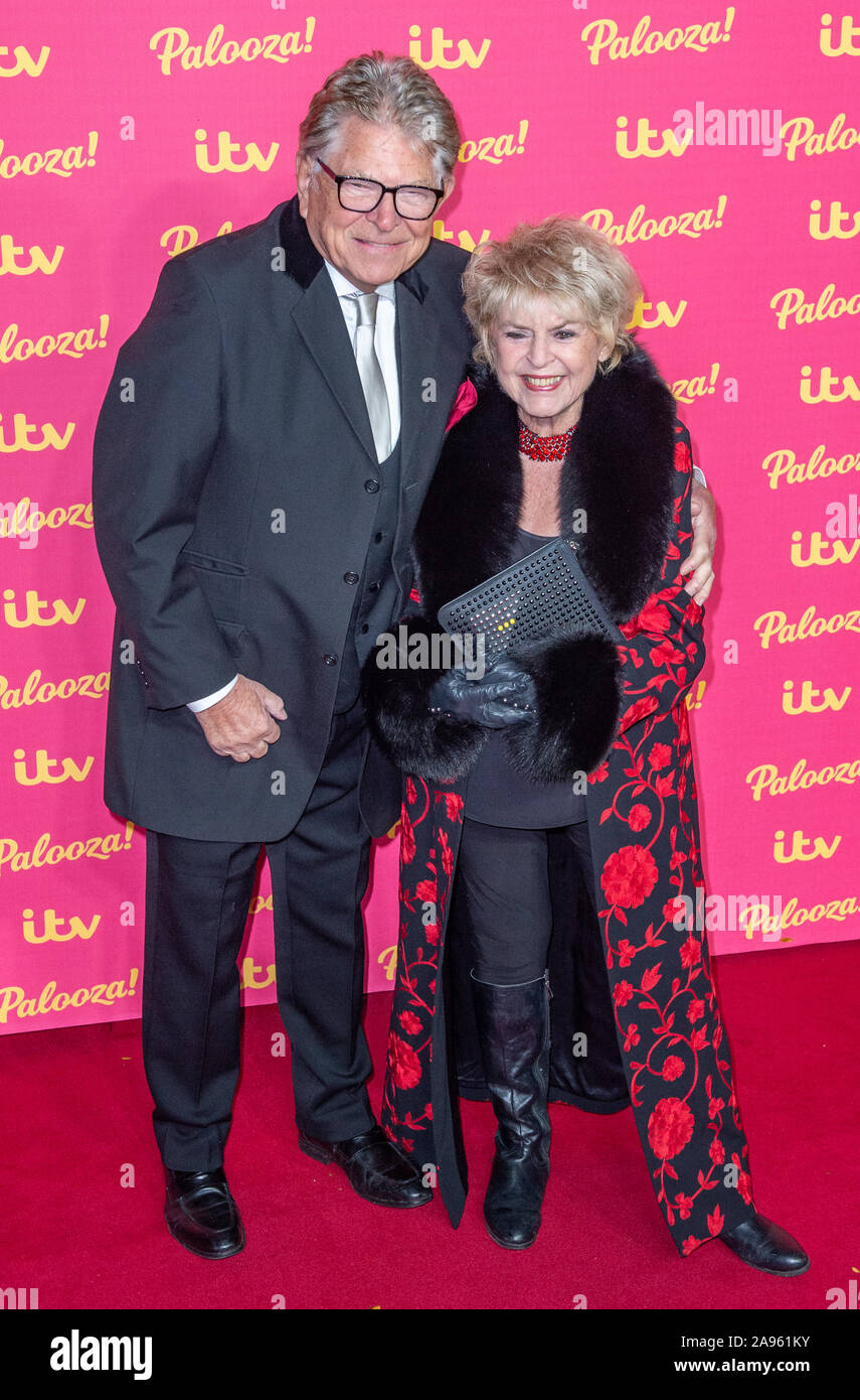 Londres, Royaume-Uni. 12 novembre 2019. Stephen Way et Gloria Hunniford assister à la '2019' qui s'est tenue à ITV Palooza le Royal Festival Hall. Credit : crédit} Banque D'Images