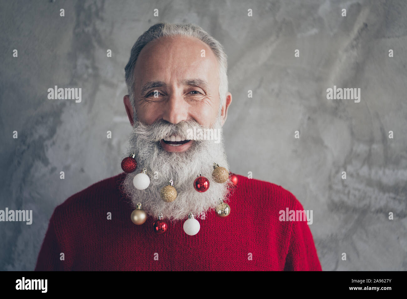 Drôle de photo gros plan homme aux cheveux blancs avec des boules de jouet à longue barbe rouge élégant décorations porter gilet costume hippie gris isolé Banque D'Images