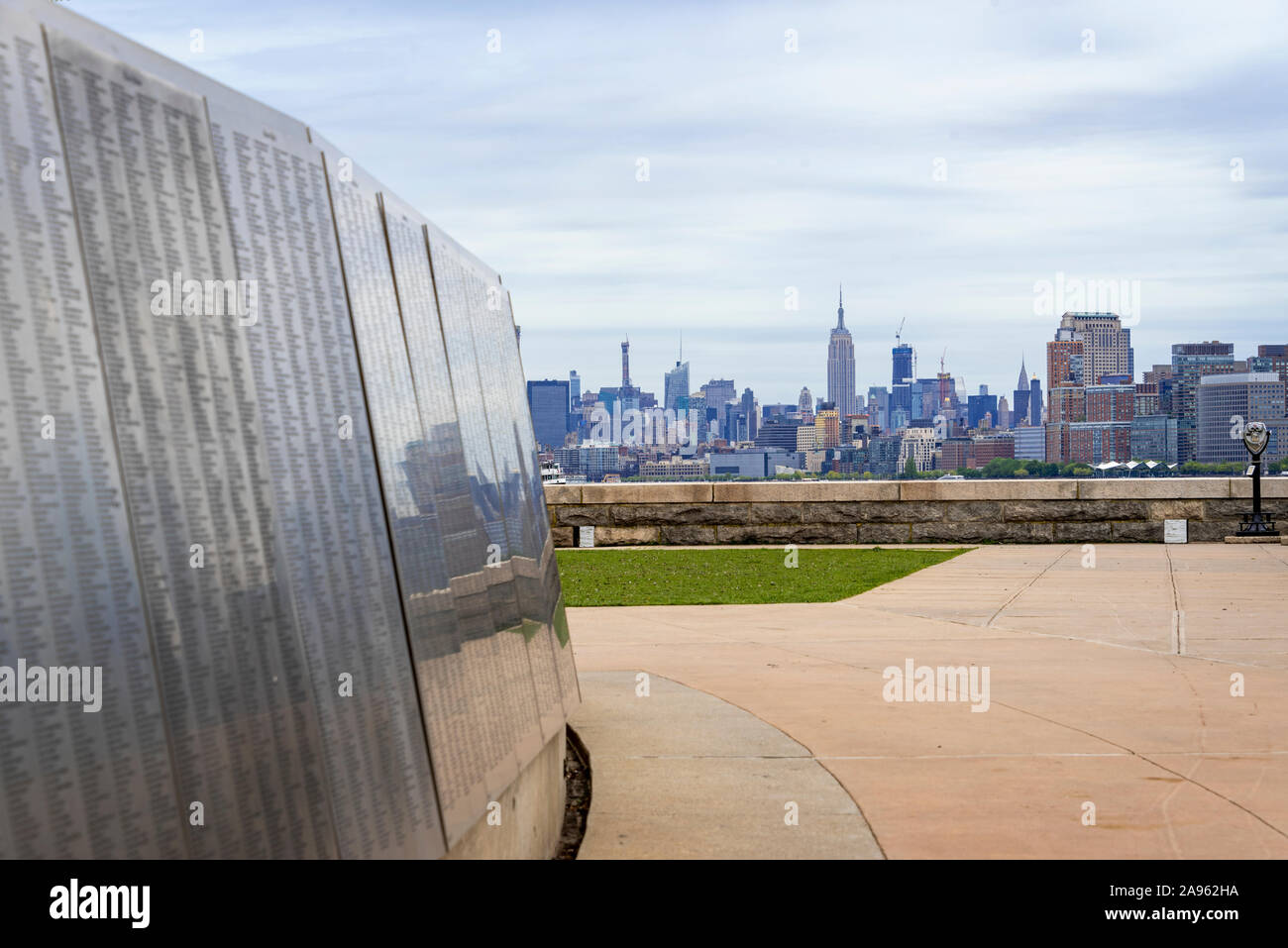 USA, New York, Ellis Island - Mai 2019 : l'Immigrant américain Mur d'honneur, est une exposition permanente de la personne ou d'un nom de famille en vedette à Ellis est Banque D'Images