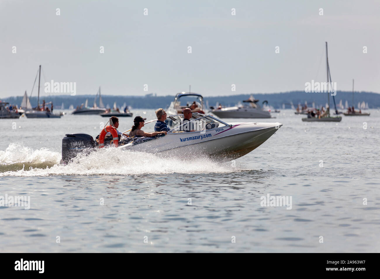 Le lac Niegocin, bateau à moteur et voiliers, Gizycko, la Mazurie, Pologne Banque D'Images Le lac Niegocin, bateau à moteur et voiliers, Gizycko, la Mazurie, Pologne Banque D'Images