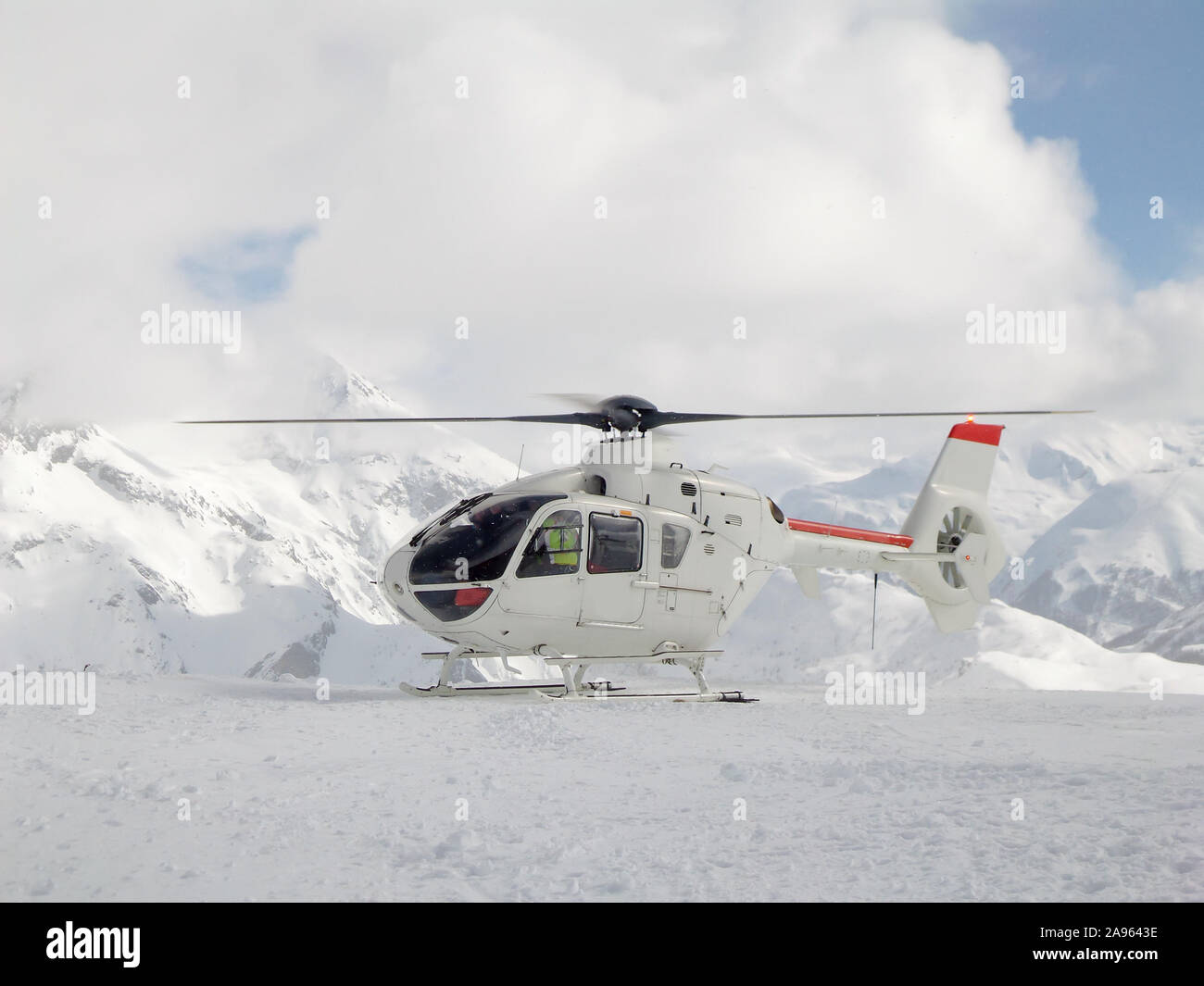 Hélicoptère de sauvetage sur une piste de ski dans les Alpes, France Banque D'Images