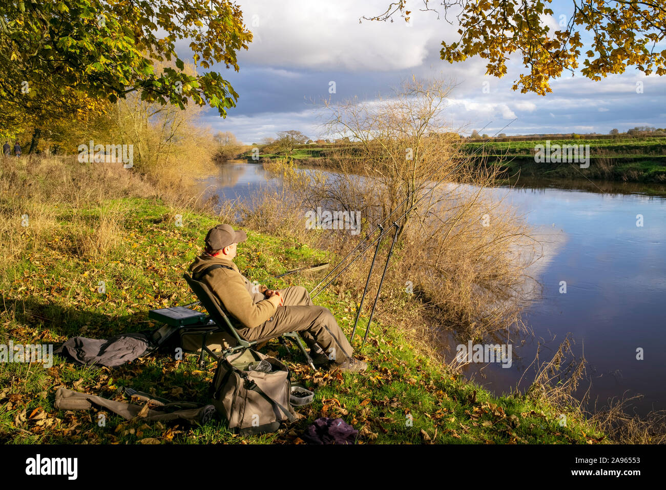 Lumière d'automne au bord de la rivière Ouse, Beningbrough, North Yorkshire, UK Banque D'Images