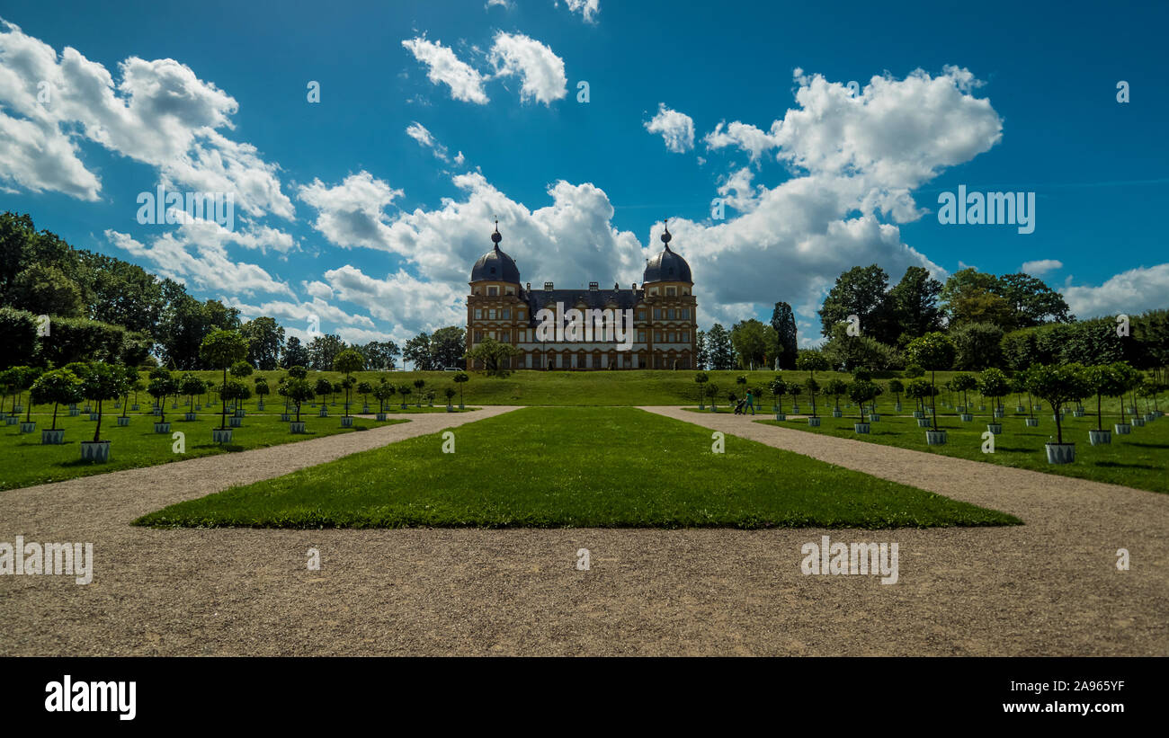 Bamberg 2019. Jardins et façade principale du château de la Redorte près de Bamberg. Nous sommes sur un jour d'été chaud et ensoleillé et beaucoup de gens trouvent rafraîchissement dans le Banque D'Images