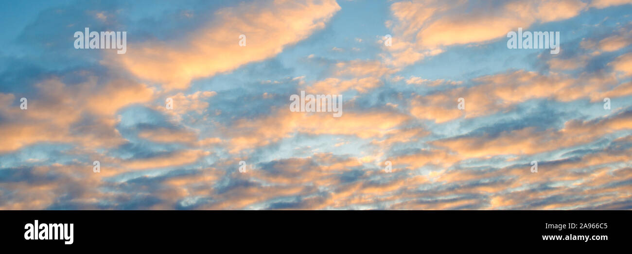 Nuages Orange fond panoramique et ciel bleu au coucher du soleil Banque D'Images