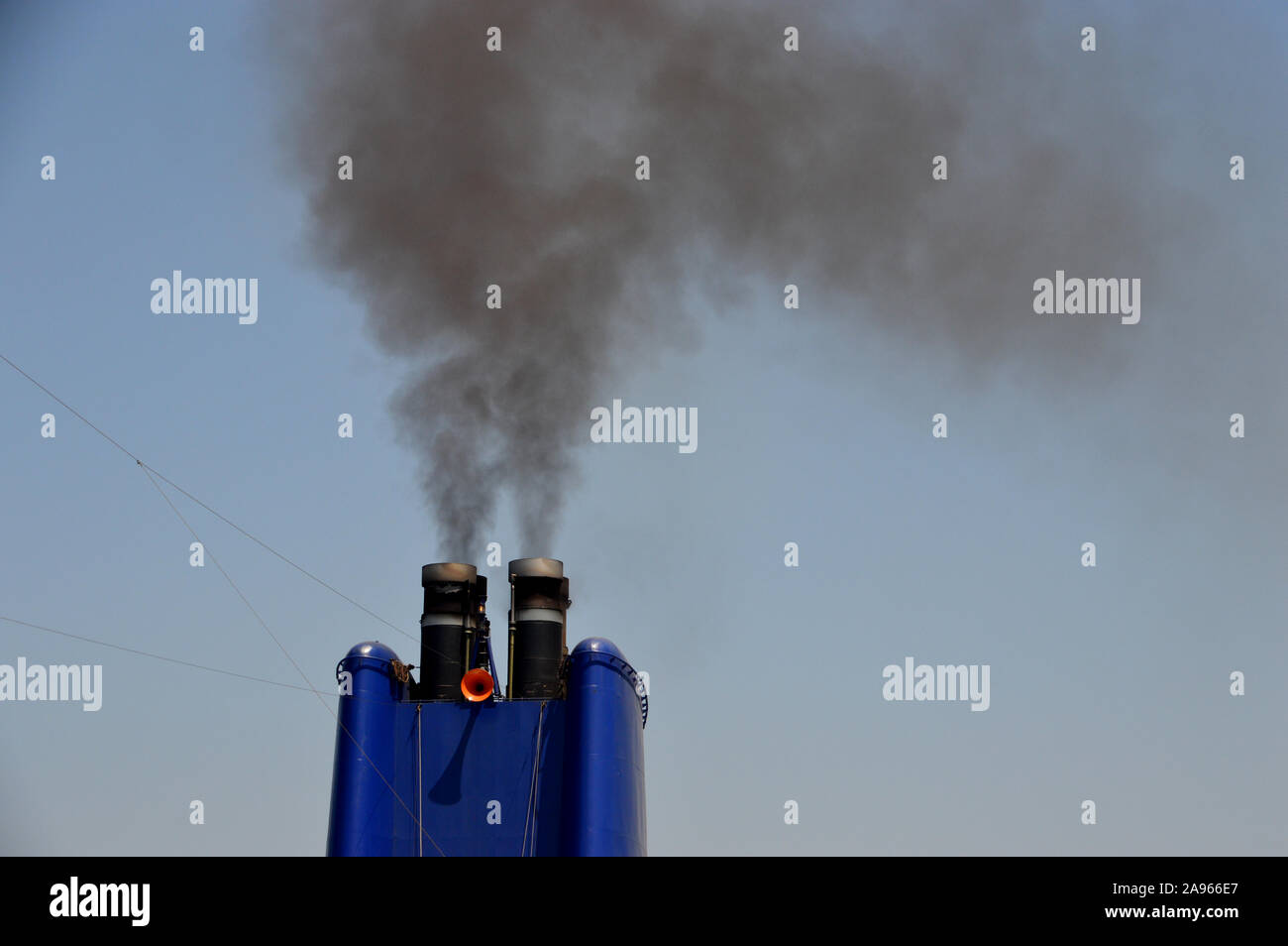 Des nuages de fumée noire provenant de l'entonnoir du luxe P&O Cruise Ship passager 'Aurora' comme il navigue sur le port dans la baie de Gibraltar. Banque D'Images