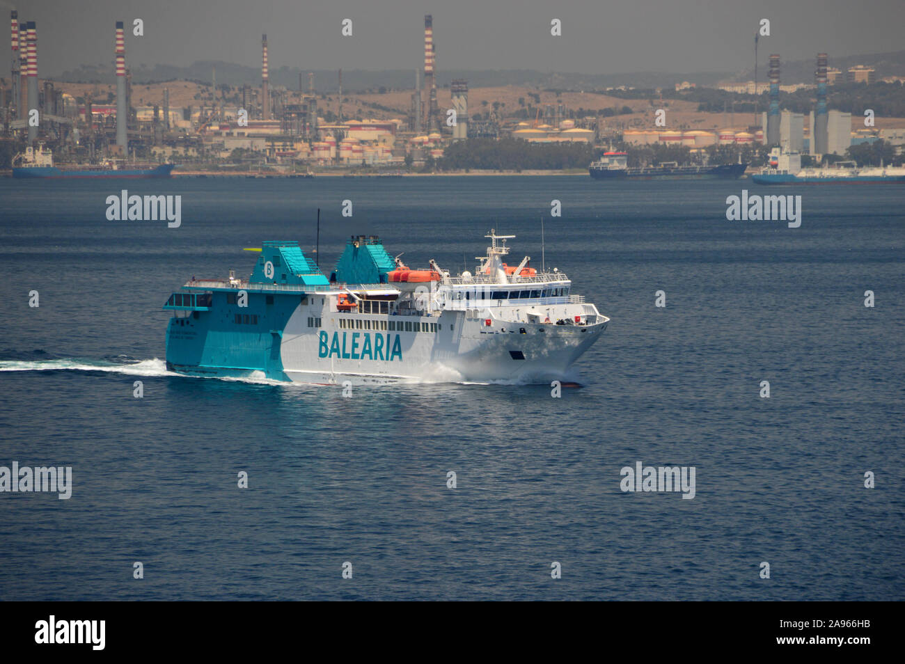 RoRo Baleària Passanger/Car-ferry Formentera' 'Passio par bateau à sortir du port dans la baie de Gibraltar, l'Europe, l'Union européenne. Banque D'Images