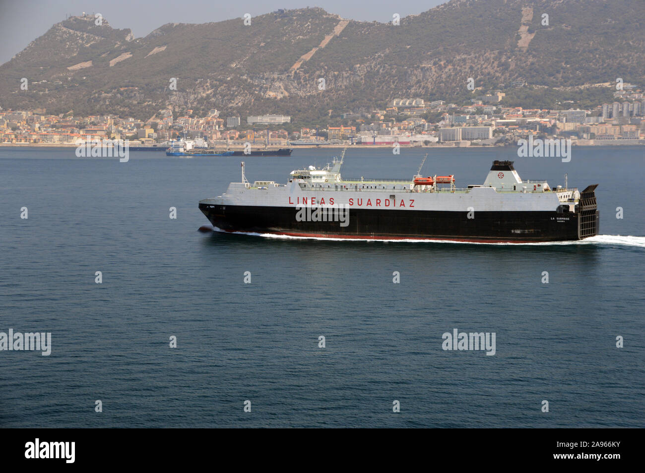 L'Espagnol Lineas Suardiaz Voiture/véhicule Transporter 'La surprise' la voile vers le port dans la baie de Gibraltar, l'Europe, l'Union européenne. Banque D'Images