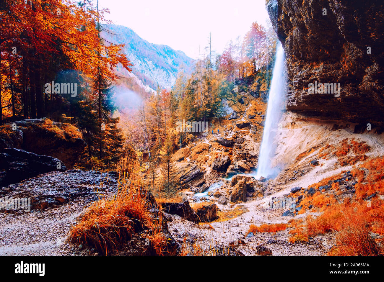 Dans Pericnik cascade Julian Alp en automne, Slovénie, Europe Banque D'Images