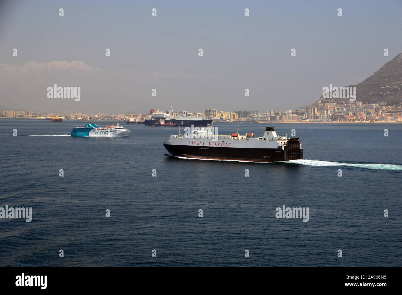L'Espagnol Lineas Suardiaz Voiture/véhicule Transporter 'La surprise' la voile vers le port dans la baie de Gibraltar, l'Europe, l'Union européenne. Banque D'Images
