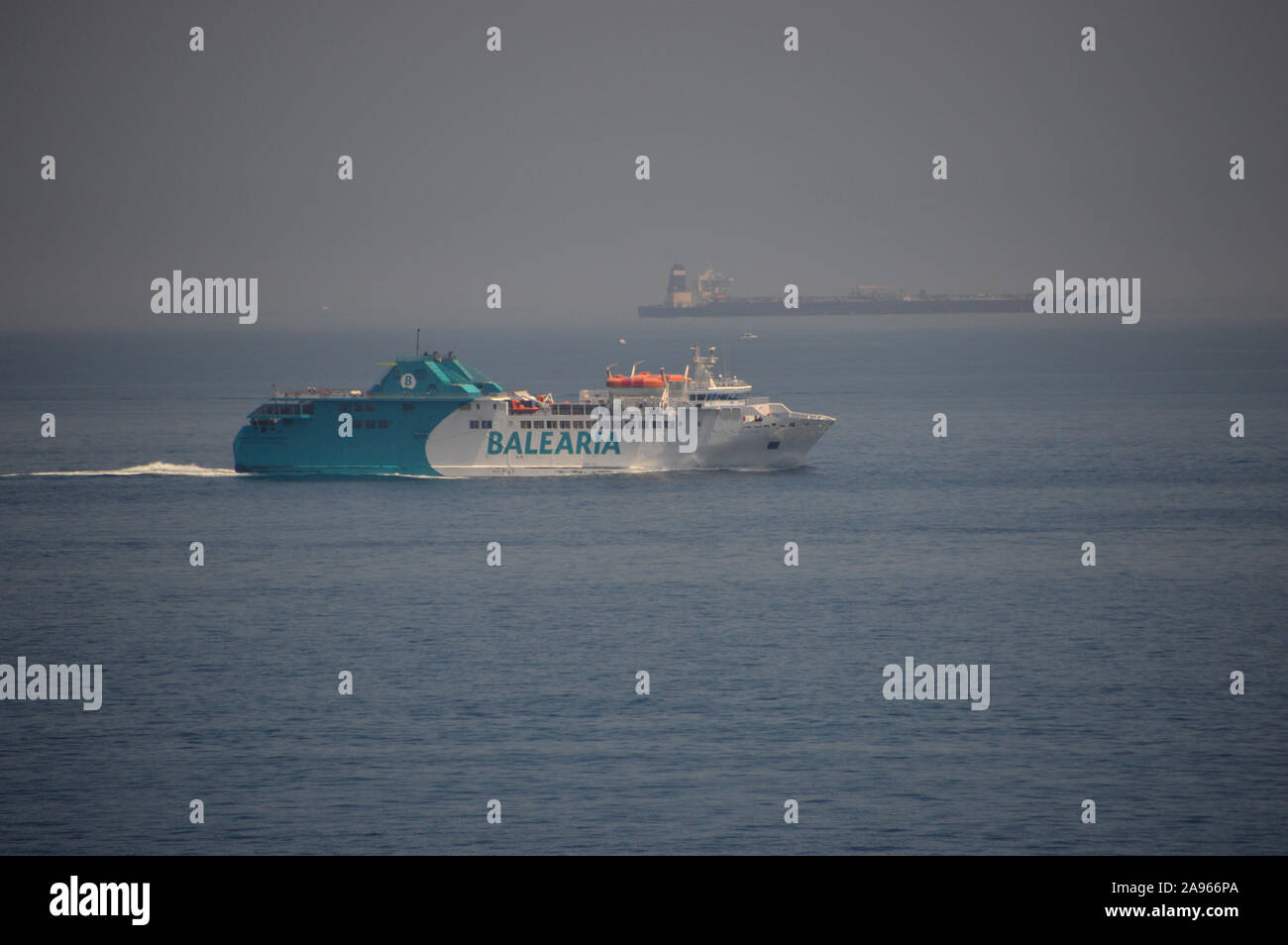RoRo Baleària Passanger/Car-ferry Formentera' 'Passio par bateau à sortir du port dans la baie de Gibraltar, l'Europe, l'Union européenne. Banque D'Images