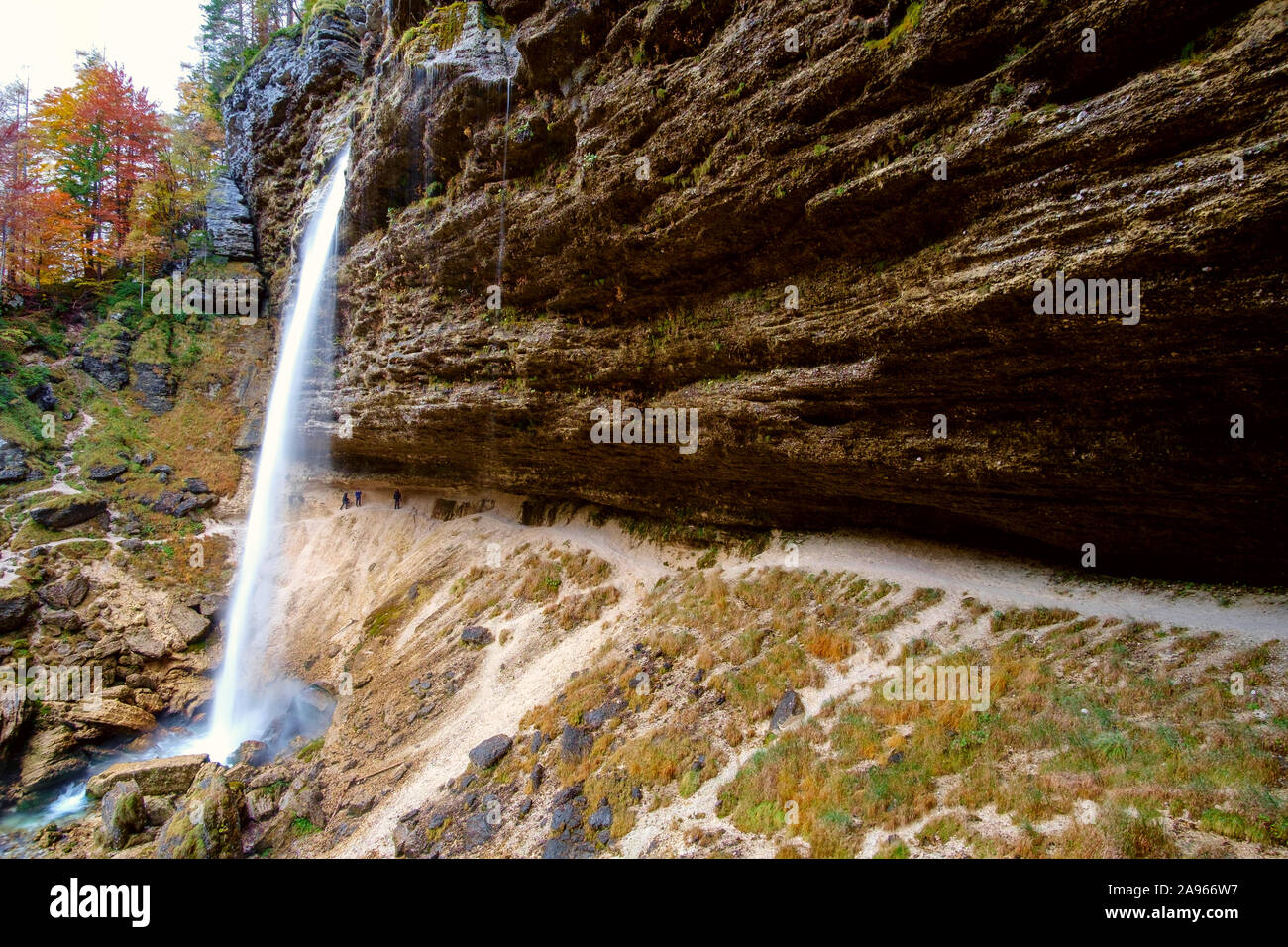 Dans Pericnik cascade Julian Alp en automne, Slovénie, Europe Banque D'Images