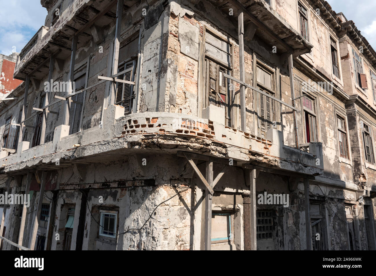 Un bâtiment résidentiel en décomposition avec un balcon (beaucoup occupé) dans le centre de la Havane, Cuba. Les bâtiments pour lesquels la Havane est célèbre, sont de Banque D'Images