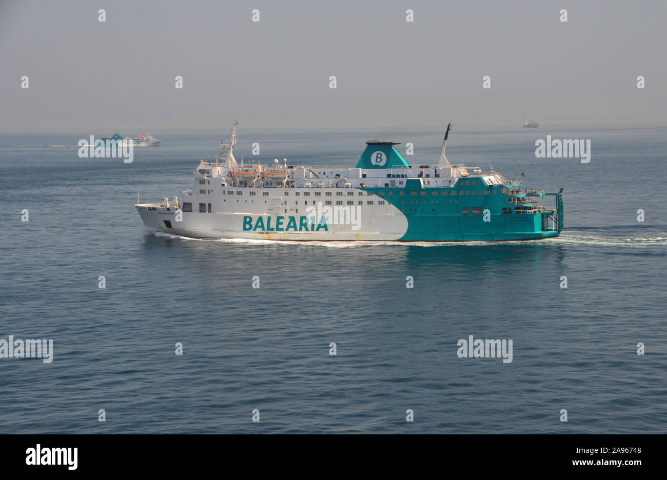 RoRo Baleària Passanger/Car-ferry "Poeta López Anglada' la voile vers le port dans la baie de Gibraltar, l'Europe, l'Union européenne. Banque D'Images