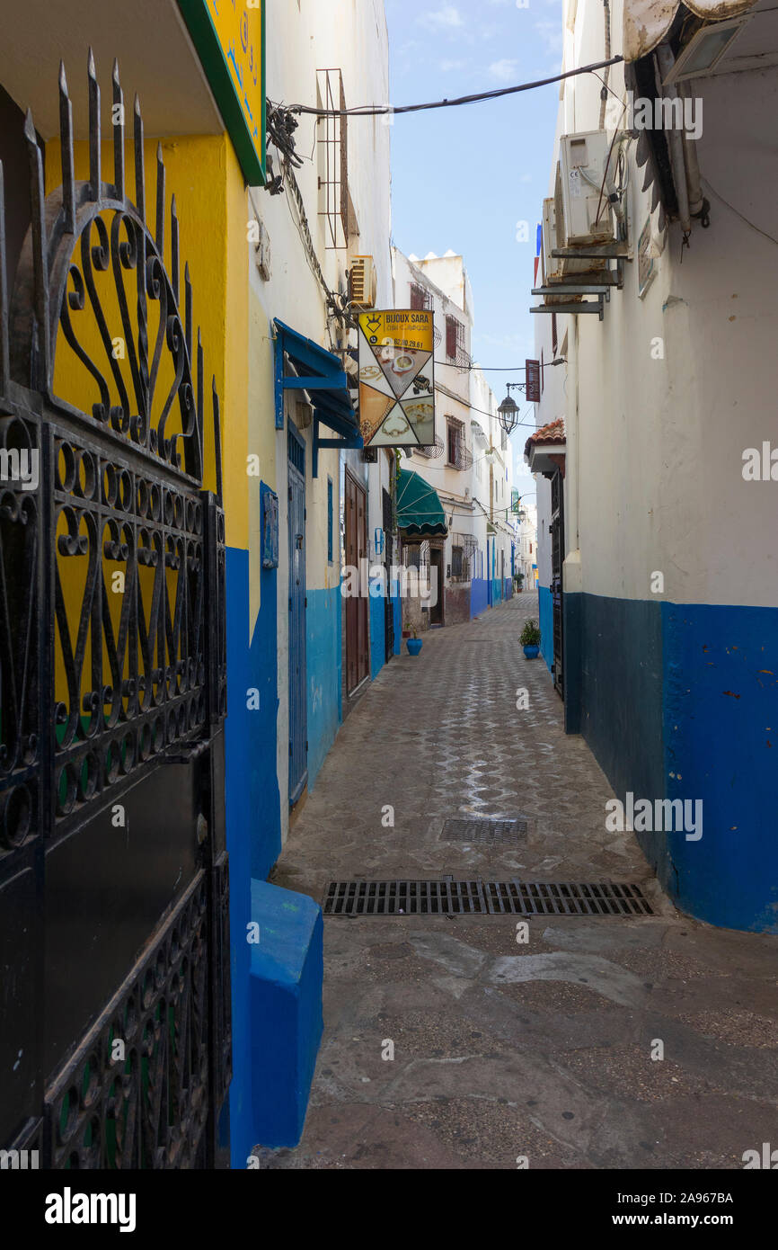 Asilah, Morocco-September 10, 2019 : la vieille rue étroite dans la médina d'Asilah, Maroc Banque D'Images