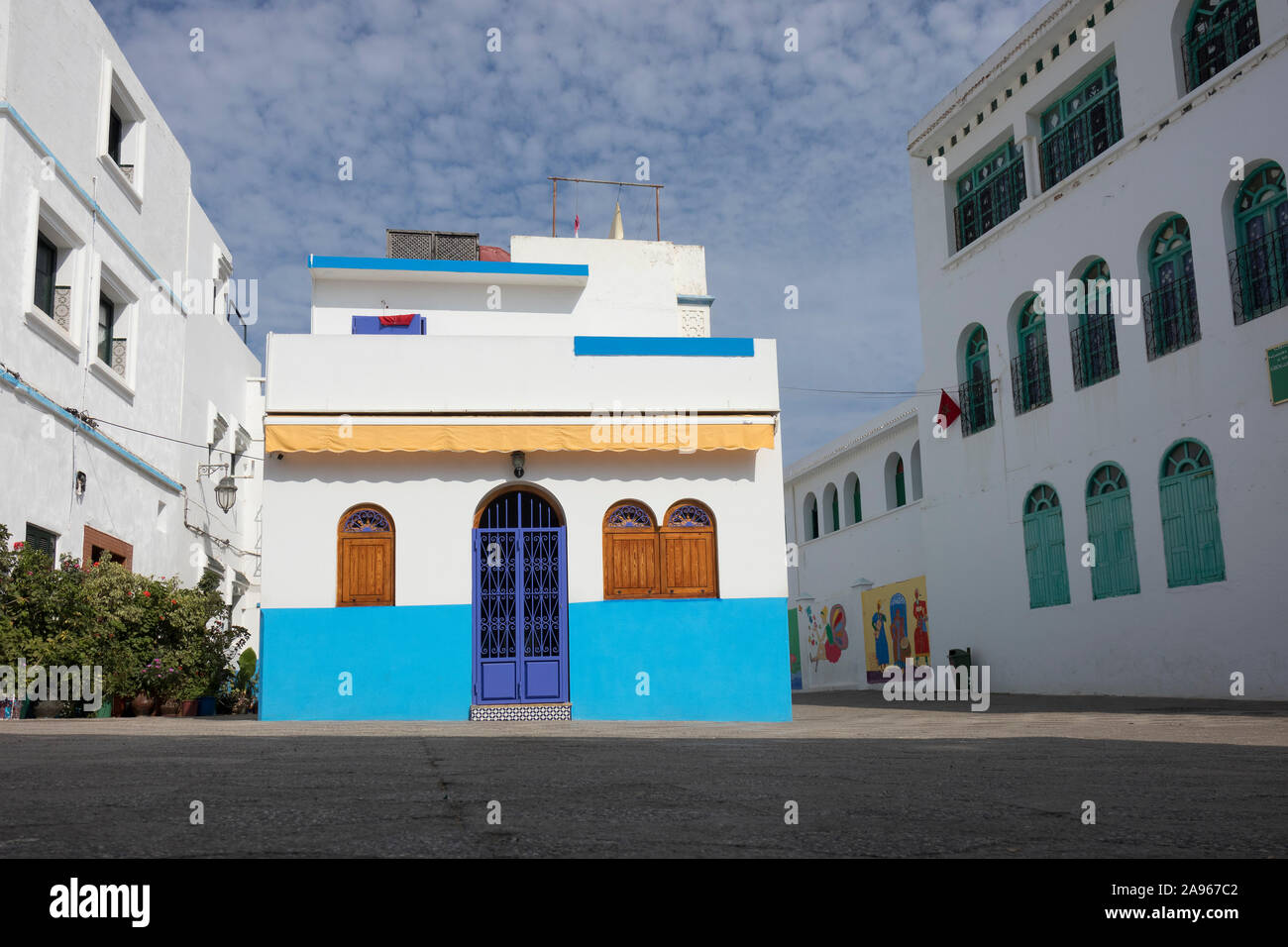 Asilah, Morocco-September 10, 2019 : place publique dans la médina d'asilah et un bâtiment scolaire décoré avec l'art mural, Maroc Banque D'Images