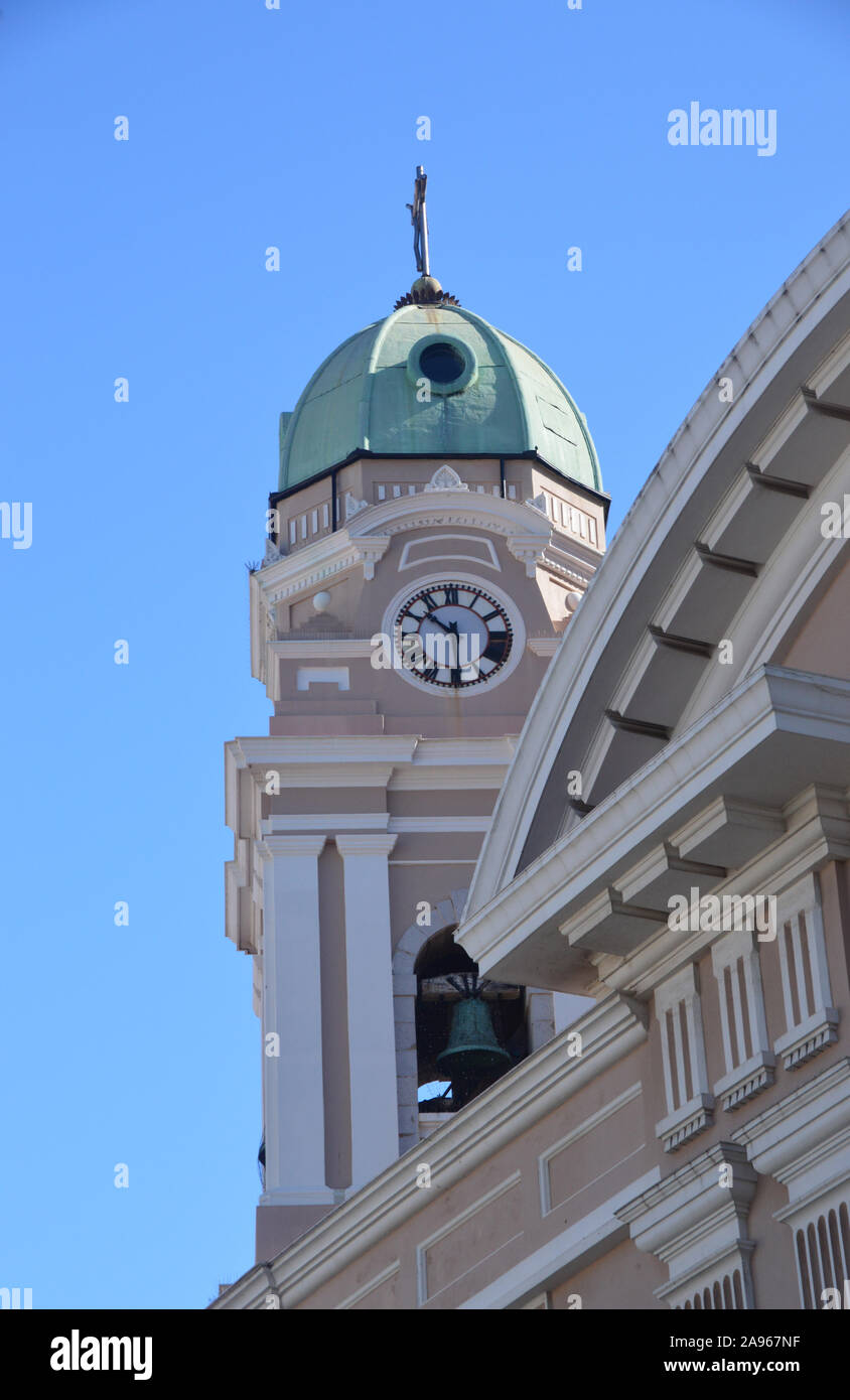 La tour de l'horloge sur la cathédrale catholique de Saint Mary le couronné dans Main Street, Gibraltar, l'Europe, l'Union européenne. Banque D'Images