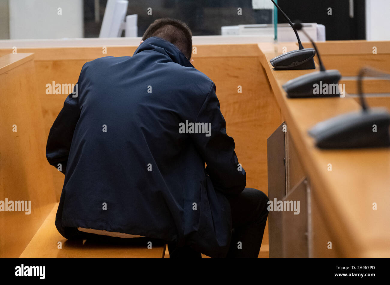 Hanovre, Allemagne. 13 Nov, 2019. L'homme accusé du meurtre de sa petite amie est dans la salle d'audience. Il est censé avoir tué sa petite amie de Grohnde. Selon la cour, le défendeur souhaite s'engager. Le 25-year-old victime a saigné à mort sur les lieux en mai. Crédit : Peter Steffen/dpa/Alamy Live News Banque D'Images