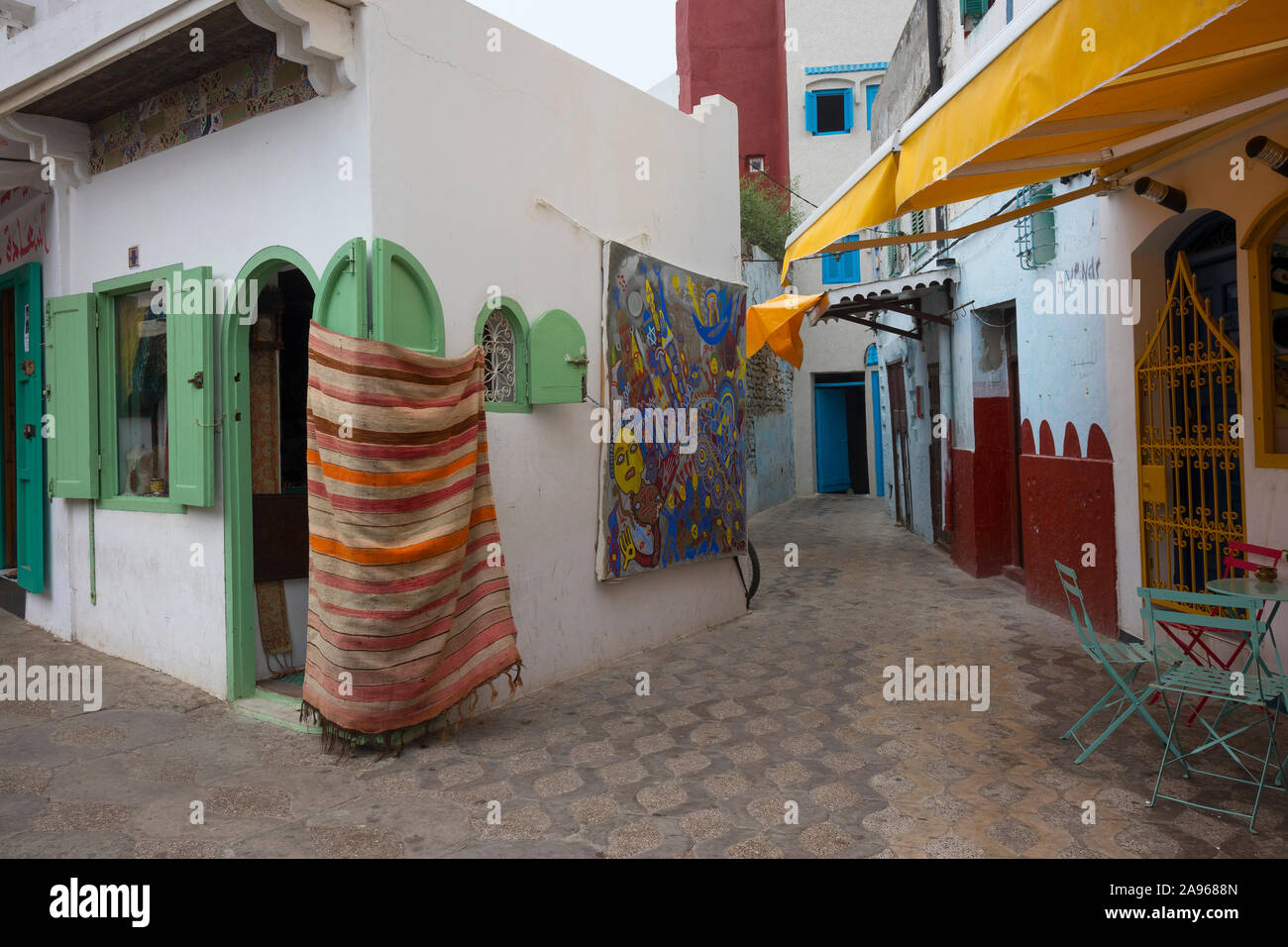 Asilah, Morocco-September 10, 2019 : la vieille rue étroite avec des magasins dans la médina d'Asilah, Maroc Banque D'Images