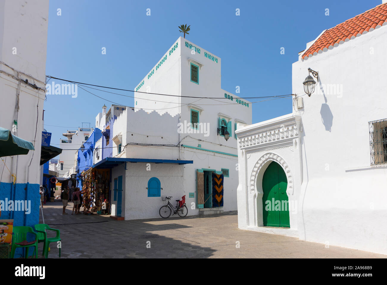 Asilah, Morocco-September 10, 2019 : la vieille rue étroite avec des boutiques de souvenirs dans la médina d'Asilah, Maroc Banque D'Images