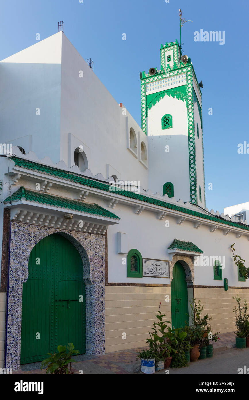 Asilah, Morocco-September 10, 2019 : Tour et porte d'entrée de la mosquée Moulay Driss à Asilah, Maroc Banque D'Images
