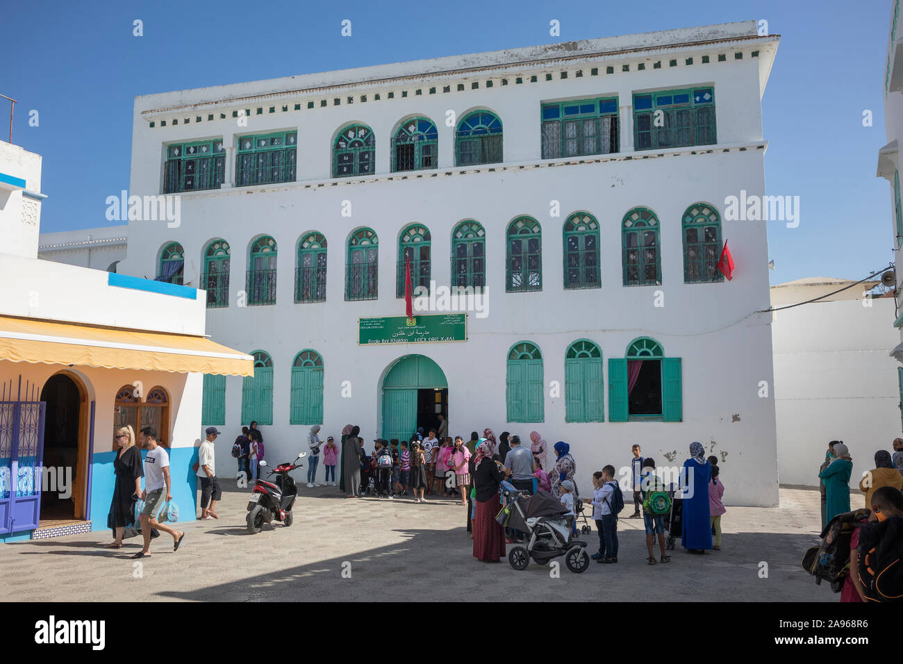 Asilah, Morocco-September 10, 2019 : les enfants et les parents en face de l'école dans l'Ibni Khaldon médina d'Asilah, Maroc Banque D'Images