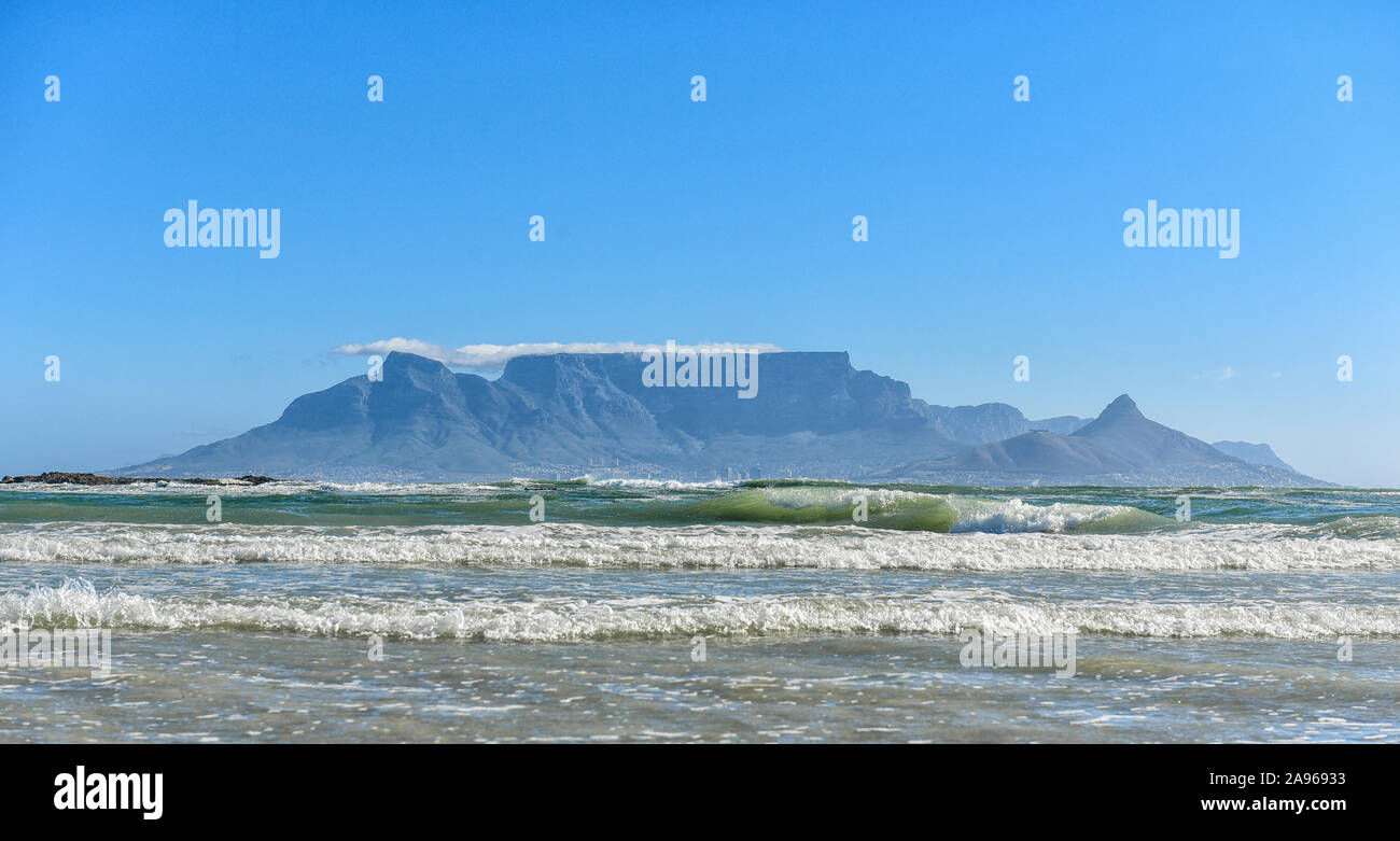 Kite surfeurs profitant du vent à la plage de Cape Town, Afrique du Sud Banque D'Images