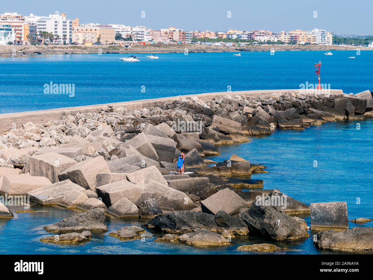 Bateaux dans le port méditerranéen à la destination de voyage dans les Pouilles Gallipoli sur un fond bleu ocean Banque D'Images