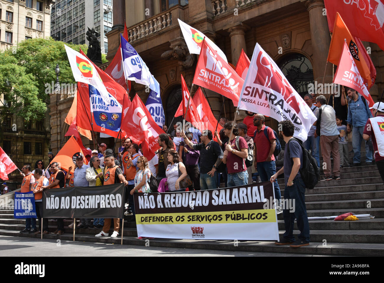 SÃO PAULO, SP - 13.11.2019 : ATO CENTRAIS SINDICAIS SP - Union européenne, (centres de Força Sindical, couper, UGT, CTB, en central, CSB, Conlutas et Intresindical) n loi unitaire contre l'ensemble du mal du gouvernement fédéral. Ce mercredi (13) devant le Théâtre municipal dans le centre-ville de São Paulo. (Photo : Roberto Casimiro/Fotoarena) Banque D'Images