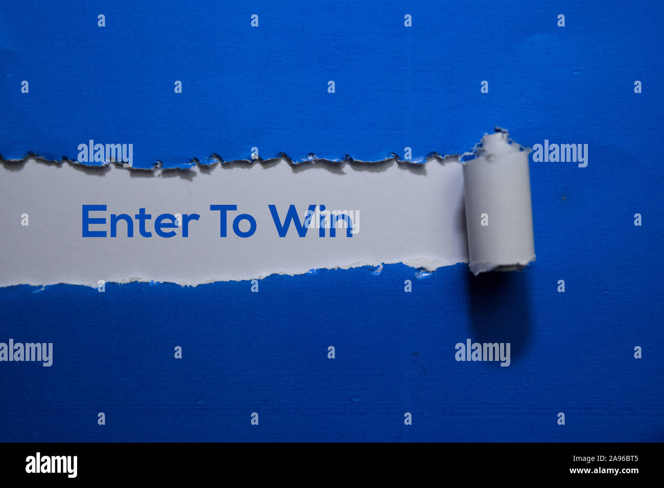 Inscrivez-vous pour gagner texte écrit en papier déchiré Banque D'Images