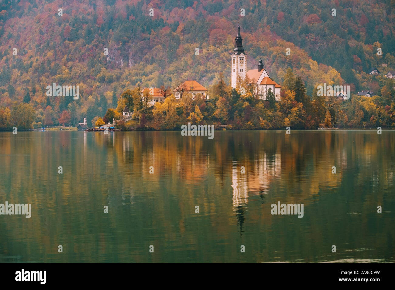 Bled avec lac, île, château et montagnes en arrière-plan, la Slovénie, l'Europe Banque D'Images