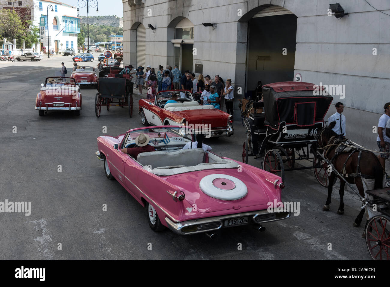 Une flotte de voitures classiques américaines et calèches, attente de passagers de navires de croisière au terminal Sierra Maestra à côté de San Francisco Pl Banque D'Images