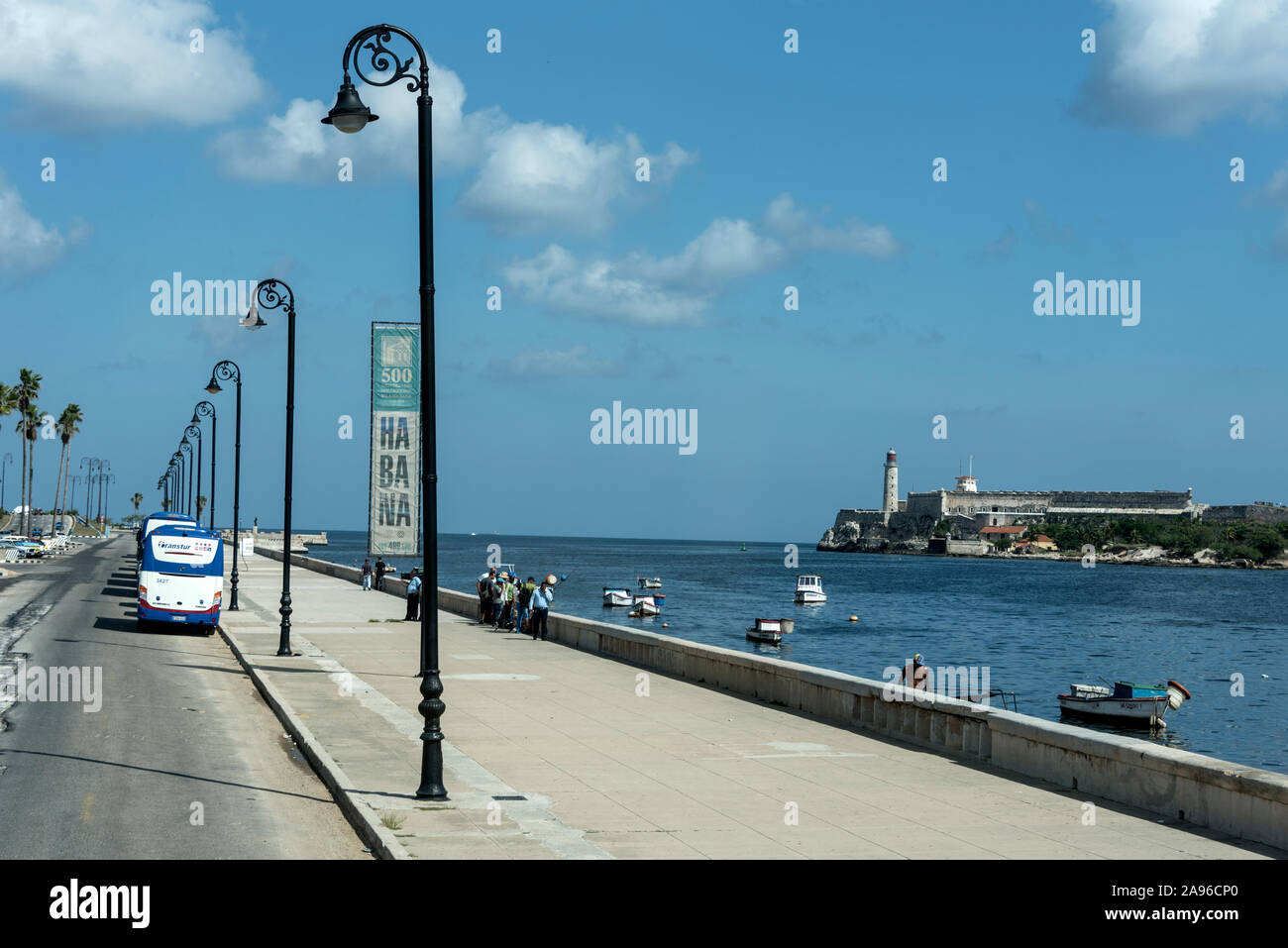 La route côtière qui relie avec le secteur riverain de la ville, Malecion est 'Calle 1ra', en face du port de La Havane et le monument de Castillo de los Tres Rey Banque D'Images