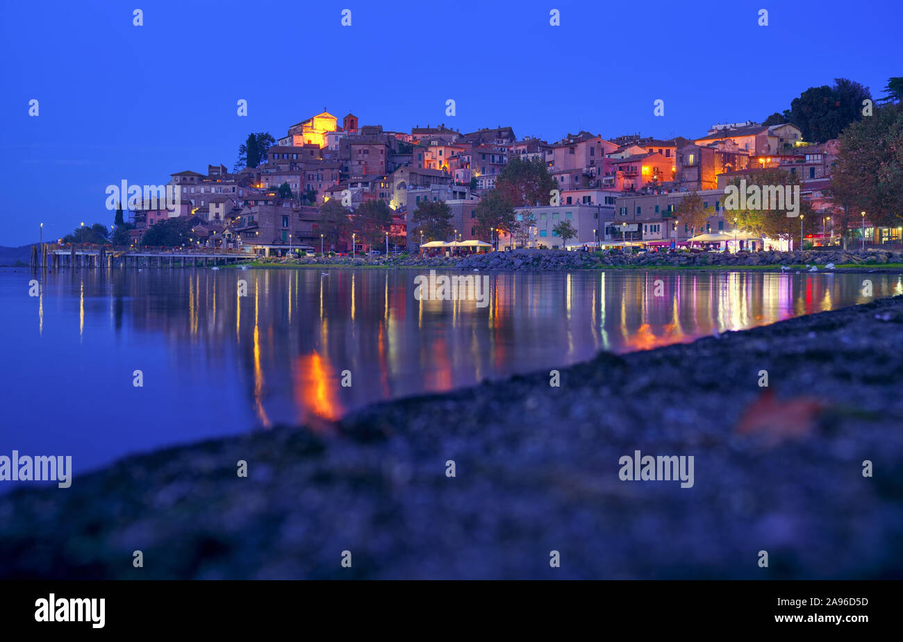 Oakmere ville par le lac de Bracciano. Cette zone est de préserver la nature, le Parc Régional de Parco Naturale Regionale di Bracciano Martignano. Metropolit Banque D'Images