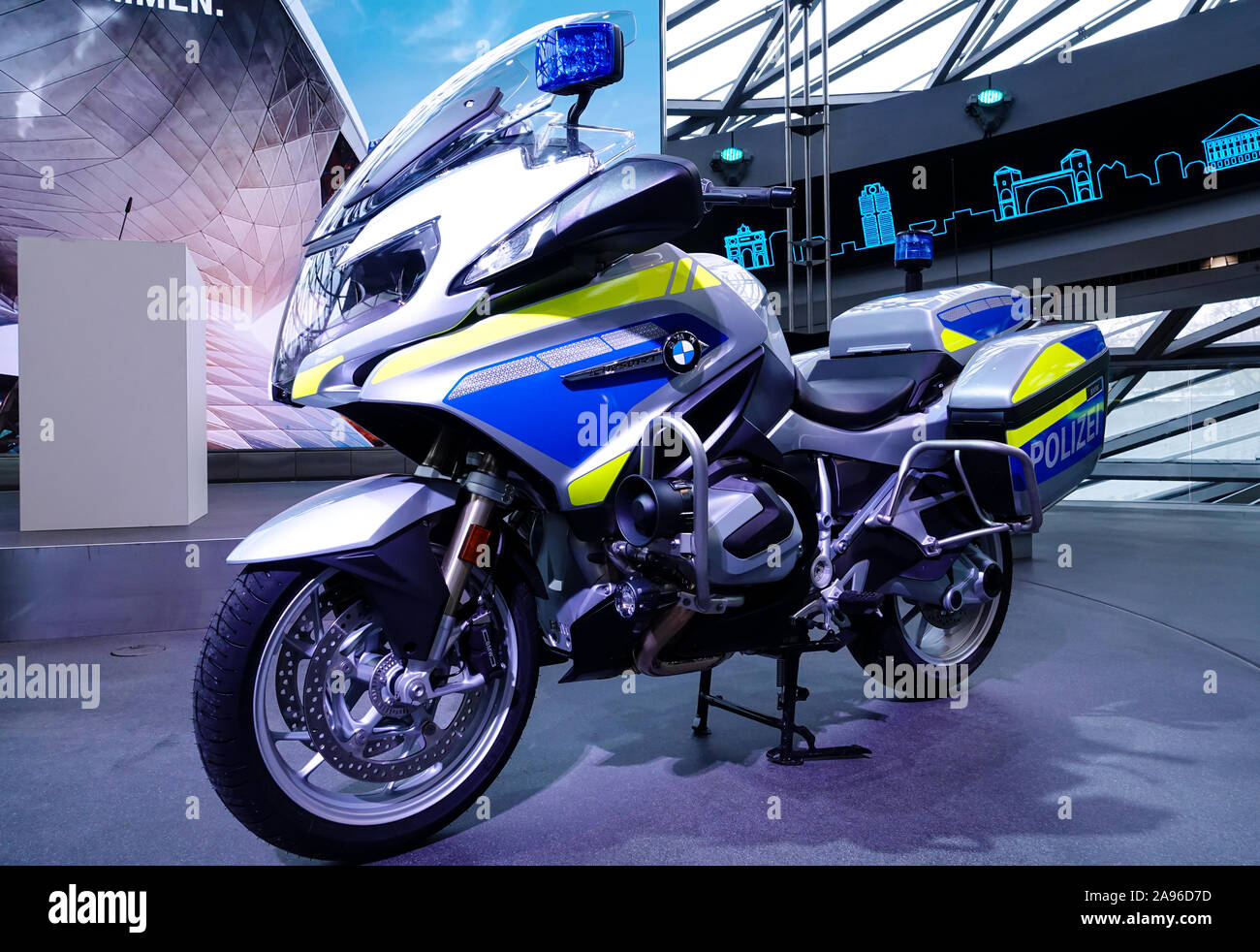 Munich, Allemagne. 13 Nov, 2019. Une nouvelle moto de police (BMW R 1250  RT) peut être vu à la remise de cinq machines pour la police bavaroise.  Dans l'avenir, les motos de