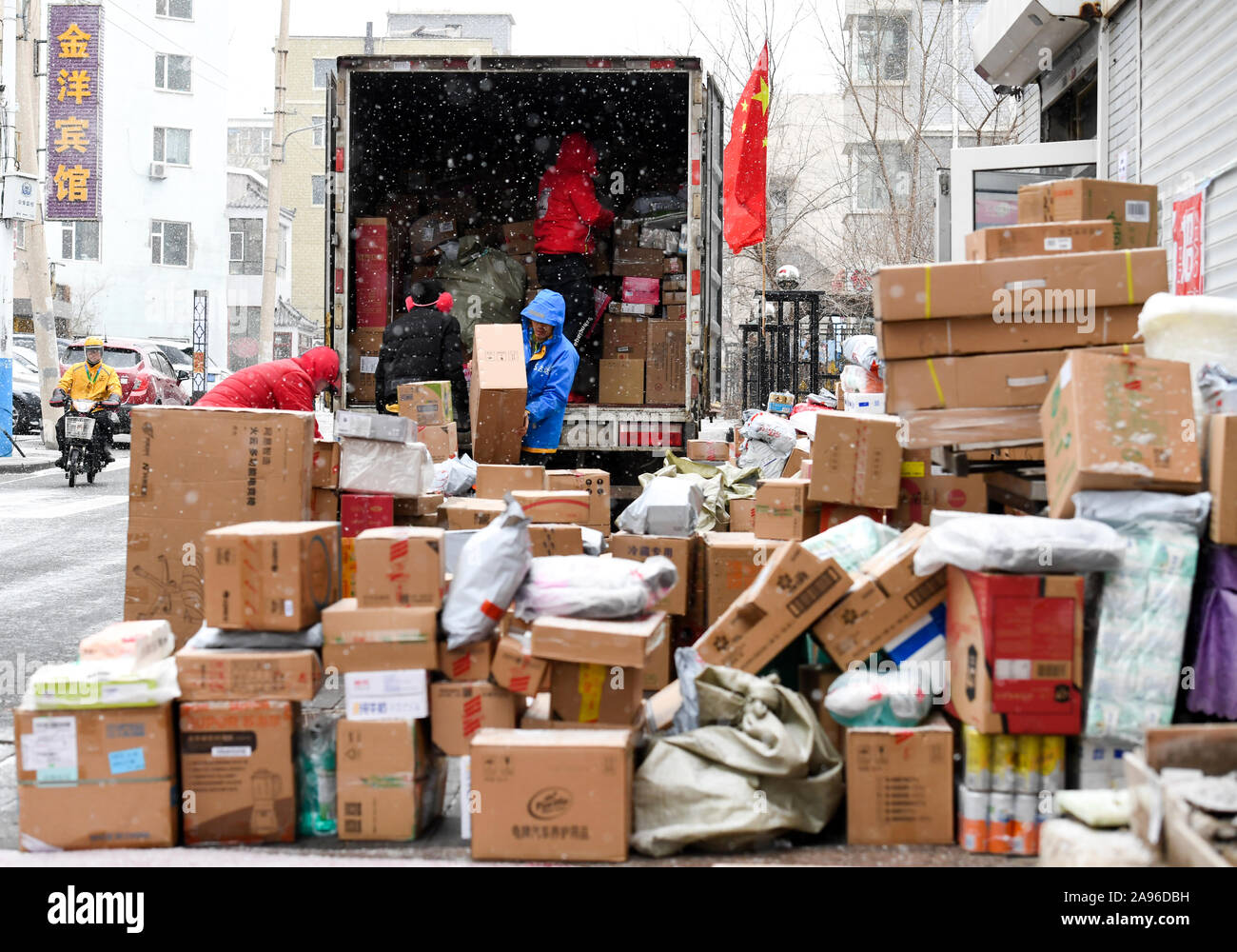 Les couriers de détaillant en ligne chinois JD.com trier les colis du magasinage en ligne au cours de l'assemblée annuelle 11 Double shopping festival dans la neige sur le Banque D'Images