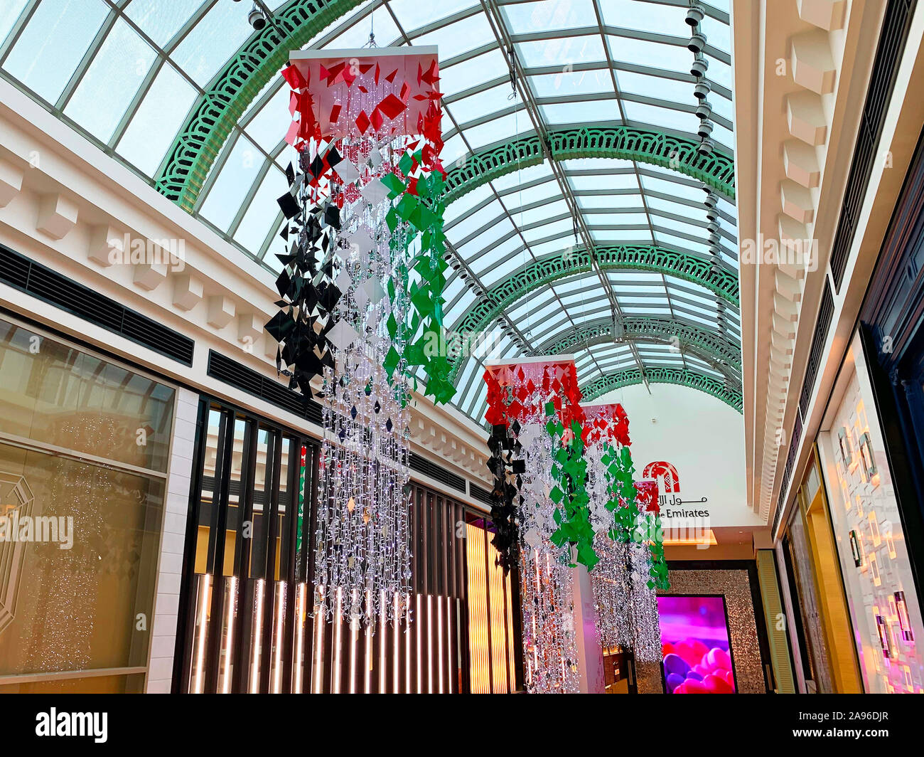 Dubaï / Emirats arabes unis - 10 novembre 2019 : centre commercial Mall of the Emirates décorations pour Fête Nationale. Décoration drapeaux nationaux des EAU. Célébration de la journée nationale des EAU Banque D'Images