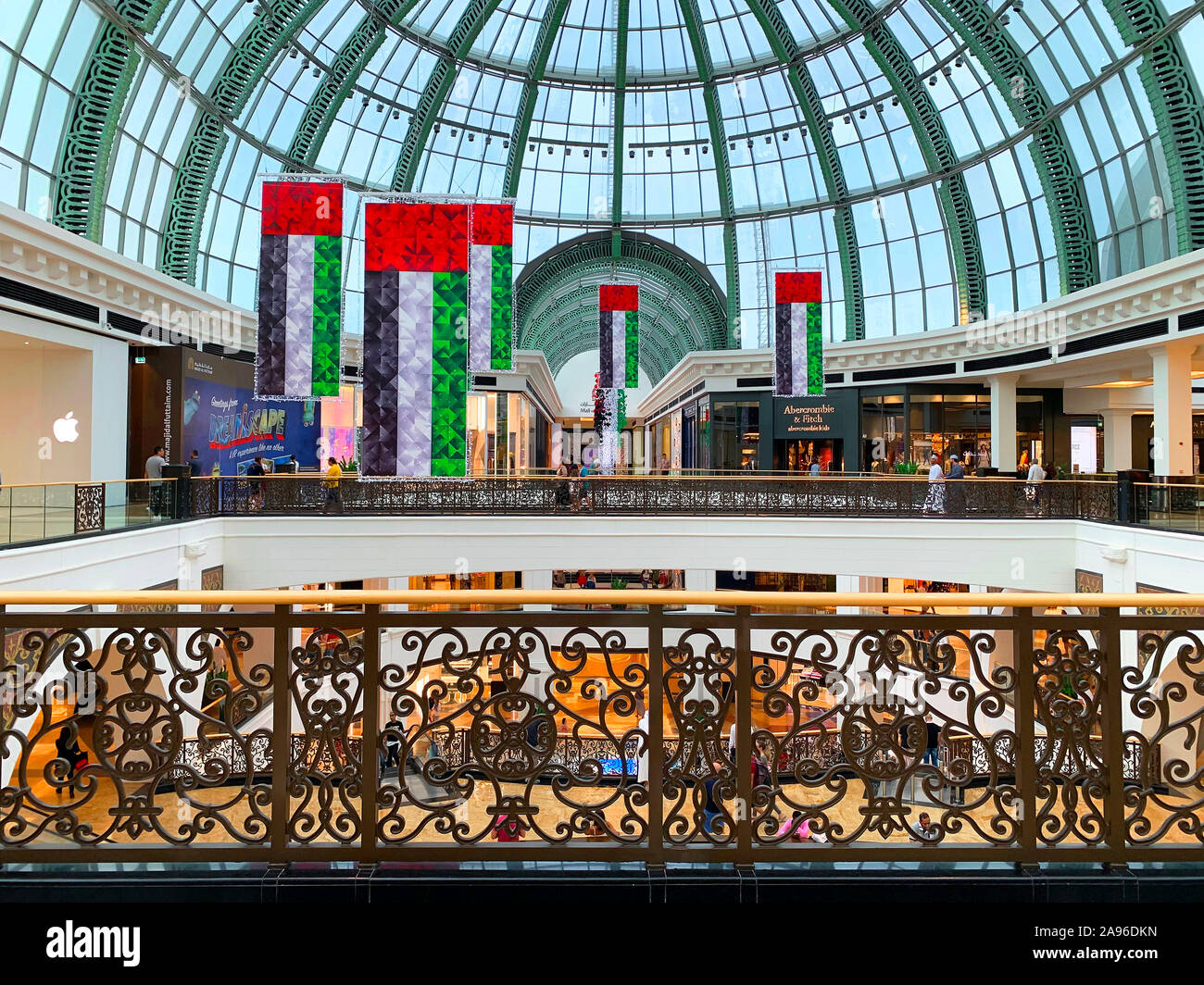 Dubaï / Emirats arabes unis - 10 novembre 2019 : centre commercial Mall of the Emirates décorations pour Fête Nationale. Décoration drapeaux nationaux des EAU. Banque D'Images