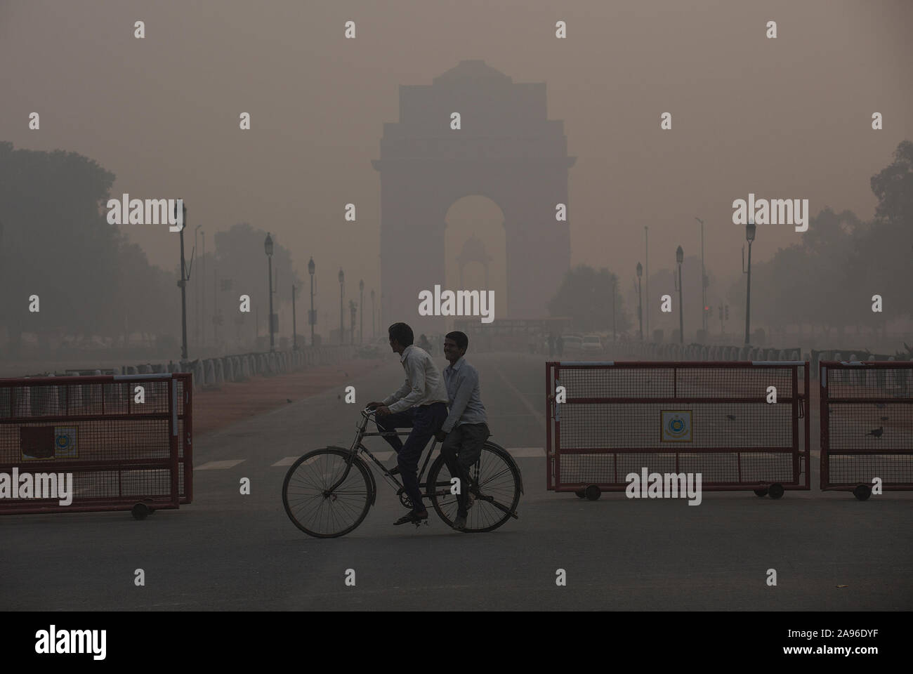 New Delhi, Inde. 13 Nov, 2019. Les gens à travers le smog épais à New Delhi, Inde, le 13 novembre 2019. Credit : Javed Dar/Xinhua/Alamy Live News Banque D'Images