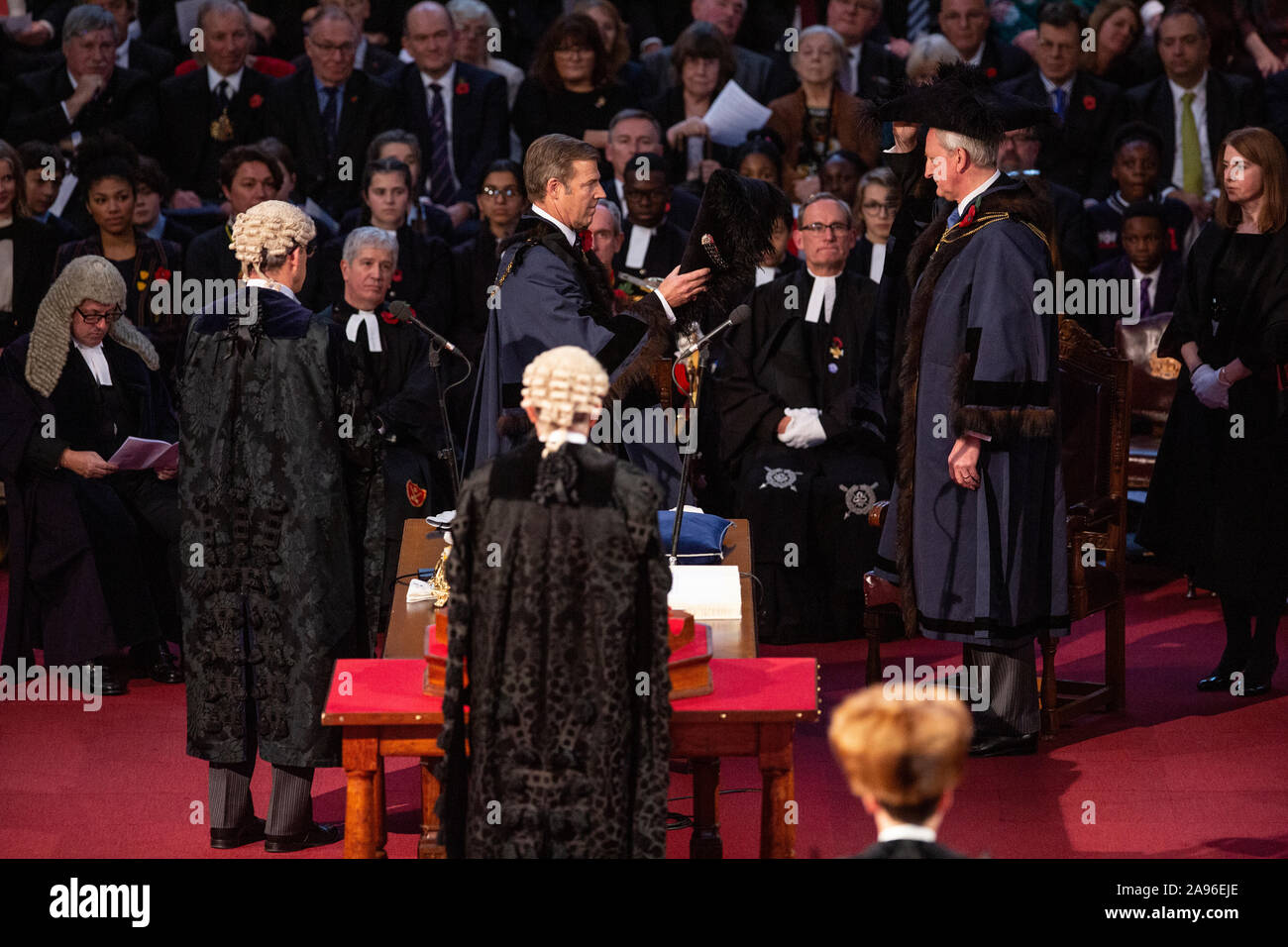 Lord Maire de la City de Londres, Peter Estlin confie à William Russell, assermenté le 692e maire de la ville à la cérémonie silencieuse, Guildhall, Londres Banque D'Images
