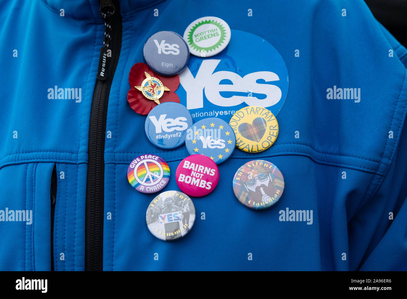 L'indépendance écossaise badges Oui Banque D'Images
