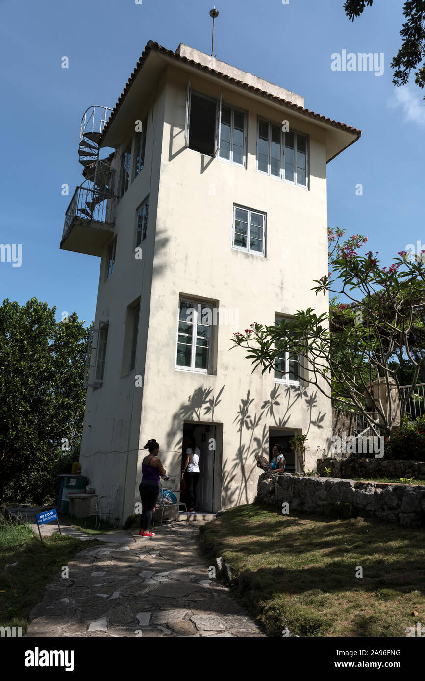 La tour de la vue, qui donne des vues impressionnantes sur la région environnante, est la maison de l’auteur américain Ernest Hemingway, Finca la Vigia, aujourd’hui musée, je Banque D'Images