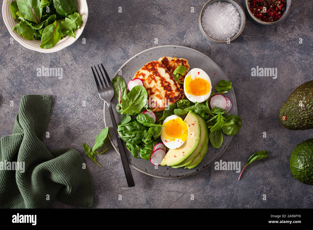 Régime alimentaire sain paléo céto petit-déjeuner : oeuf dur, avocat, fromage Halloumi, salades Banque D'Images