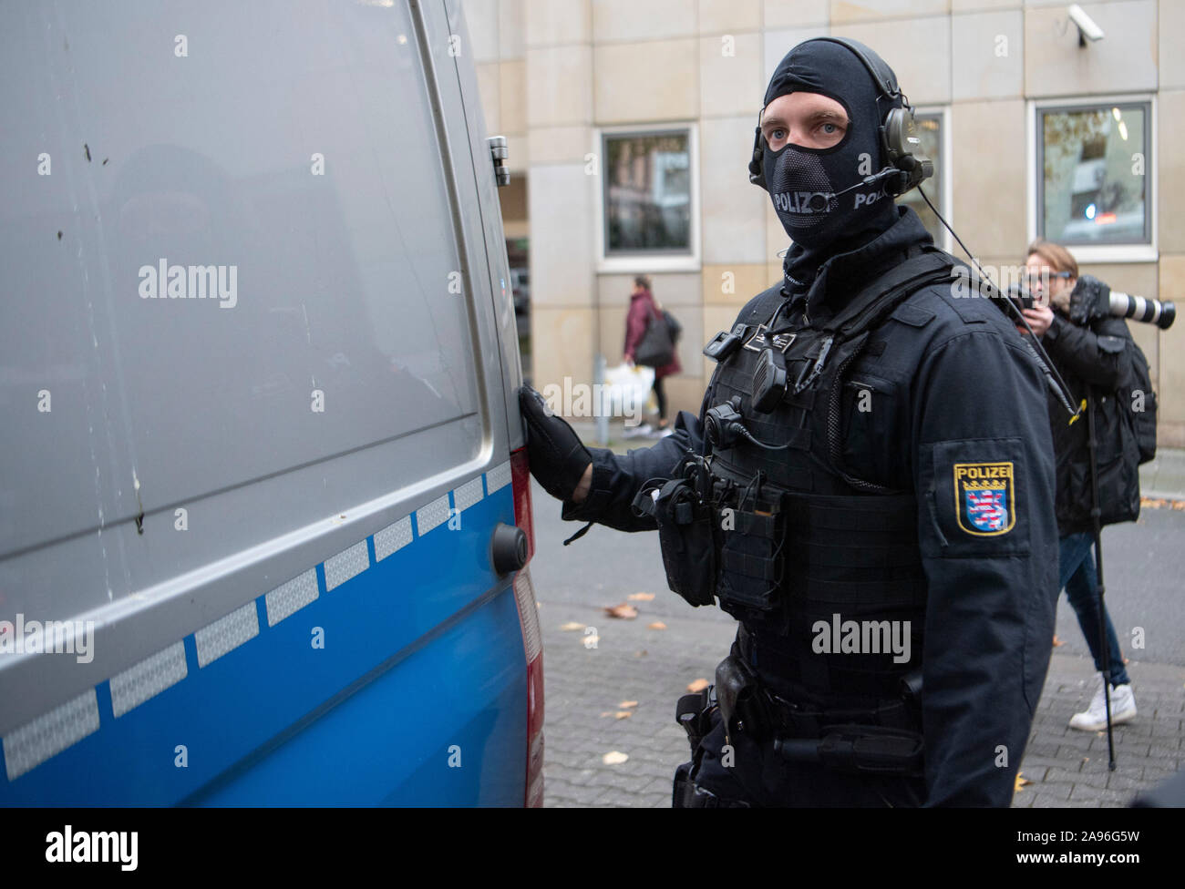 Francfort, Allemagne. 13Th Nov 2019. Agents masqués d'une unité de police spéciale apporter un homme suspecté de terrorisme à la cour pour une démonstration. L'origine allemande de Macédoine est dit avoir prévu une attaque dans la région Rhin-Main avec deux autres. Photo : Boris Roessler/dpa dpa : Crédit photo alliance/Alamy Live News Banque D'Images