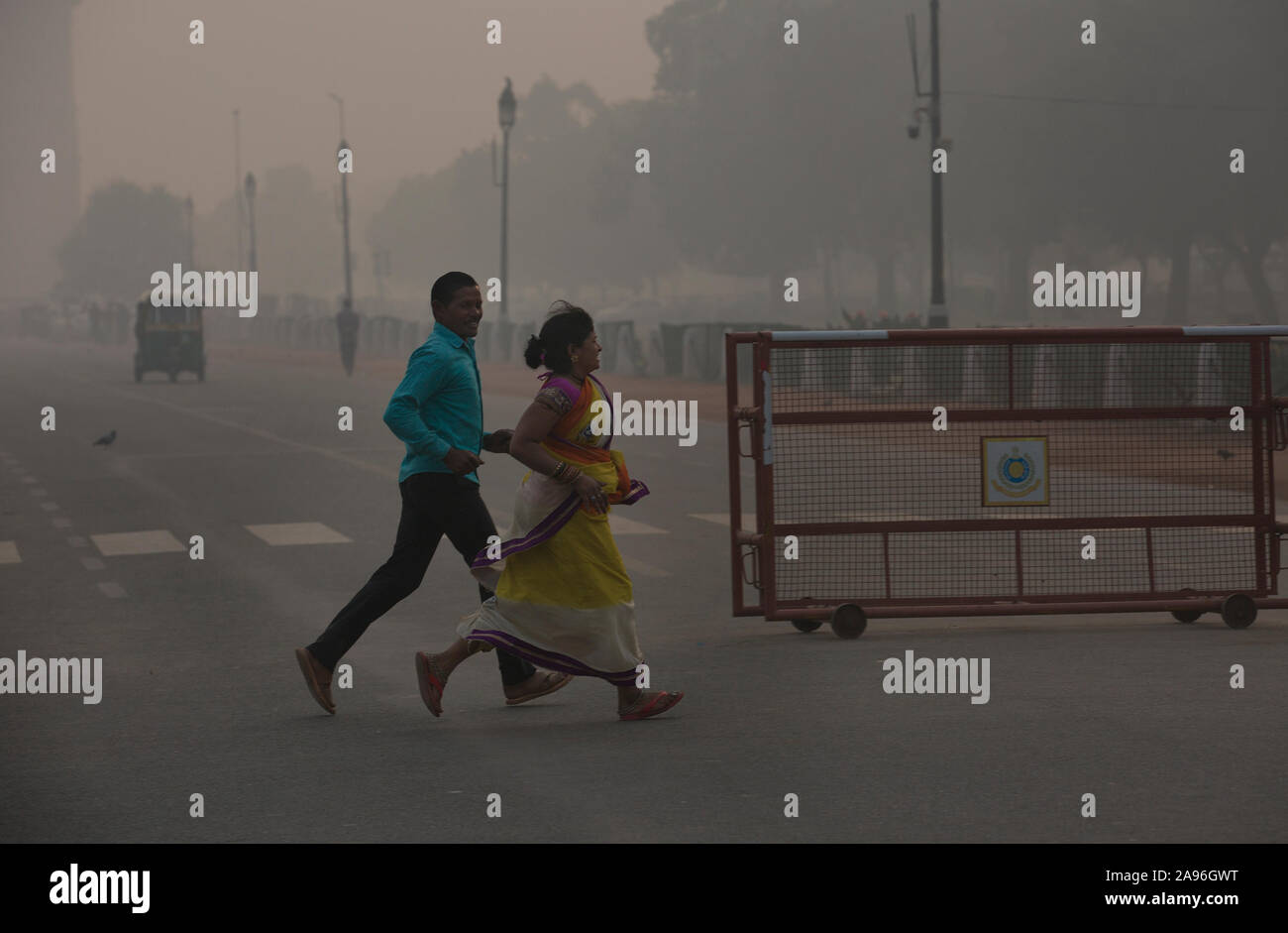 New Delhi, Inde. 13 Nov, 2019. Les gens jogging dans le smog épais à New Delhi, Inde, le 13 novembre 2019. Credit : Javed Dar/Xinhua/Alamy Live News Banque D'Images