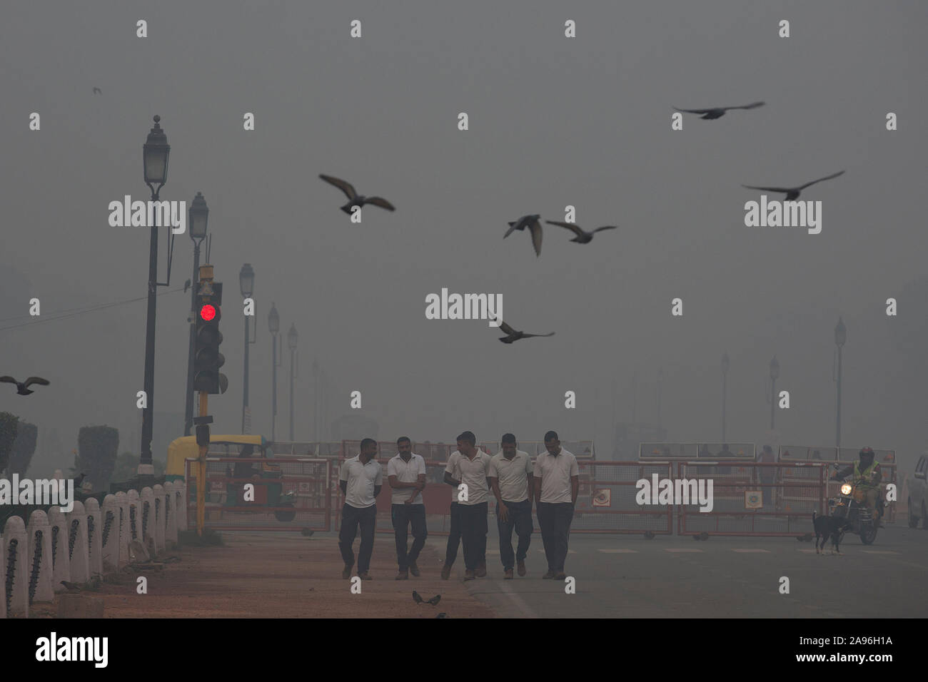 New Delhi, Inde. 13 Nov, 2019. Les gens à pied dans un épais smog à New Delhi, Inde, le 13 novembre 2019. Credit : Javed Dar/Xinhua/Alamy Live News Banque D'Images