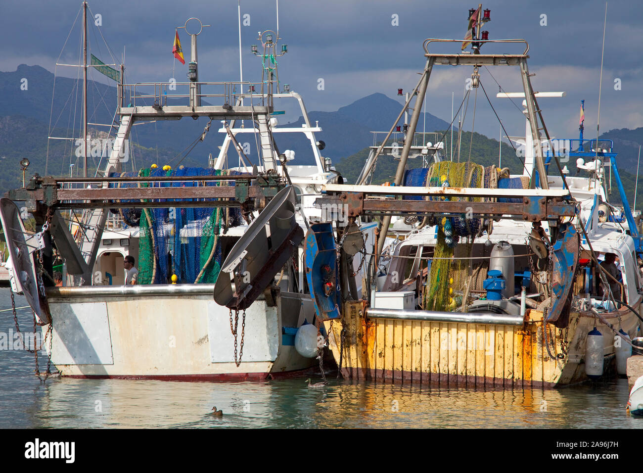 Chalutier dans le port de Port d''Andtratx, Andratx, Mallorca, Baleares, Espagne Banque D'Images